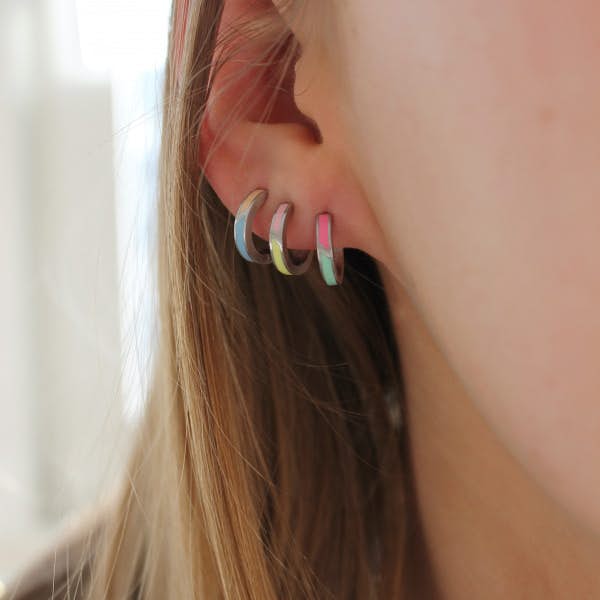 Petit Circus Huggie Earring Fresh Pink & Mint Green Enamel fra STINE A Jewelry i Forgylt-Sølv Sterling 925