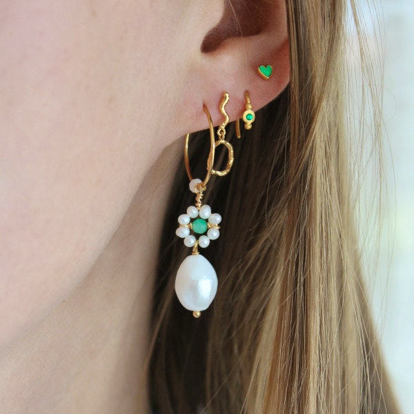 Heavenly Flower Pearl Hoop With Green Stone & Pearl de STINE A Jewelry dans Plaqué or-Argent Sterling 925