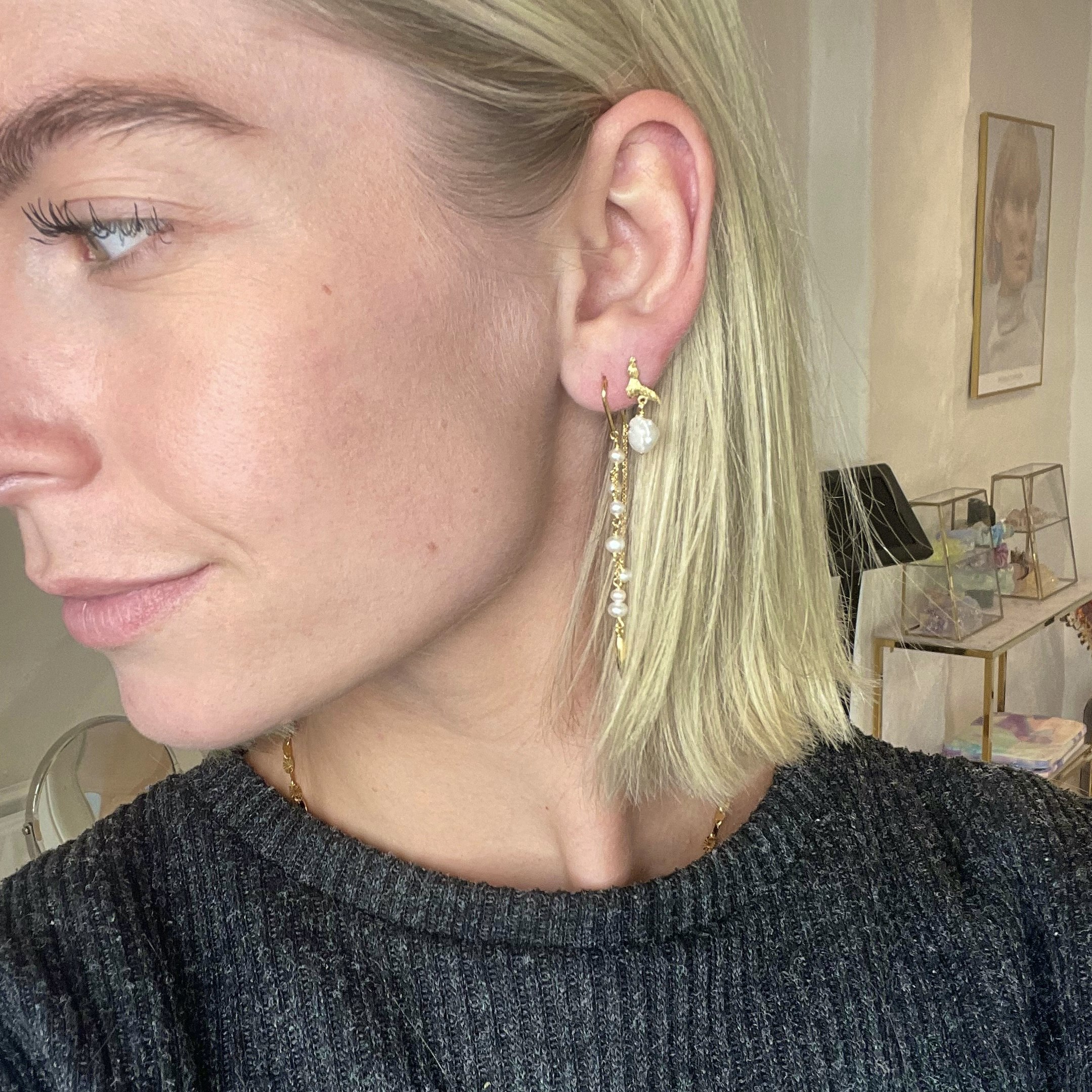 Majesty Long Earrings With Pearls fra Izabel Camille i Forgyldt-Sølv Sterling 925
