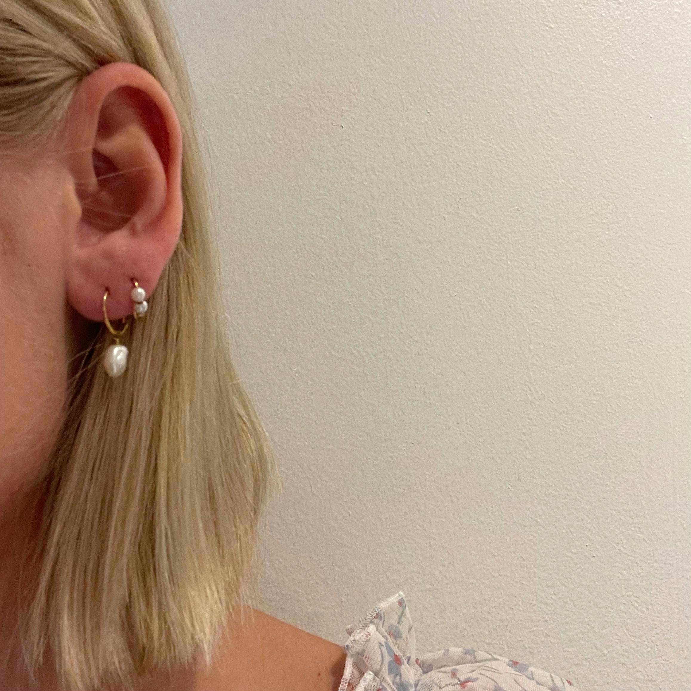 Dashing White mini earrings von Sistie in Vergoldet-Silber Sterling 925