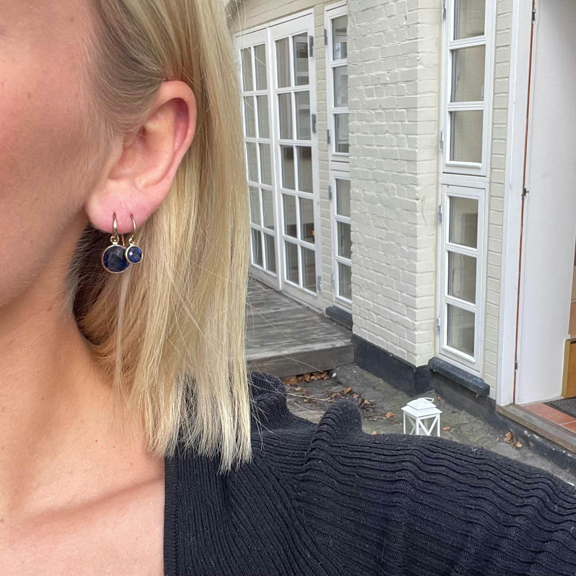 Prima Donna earrings small Royal Blue fra Izabel Camille i Forgylt-Sølv Sterling 925