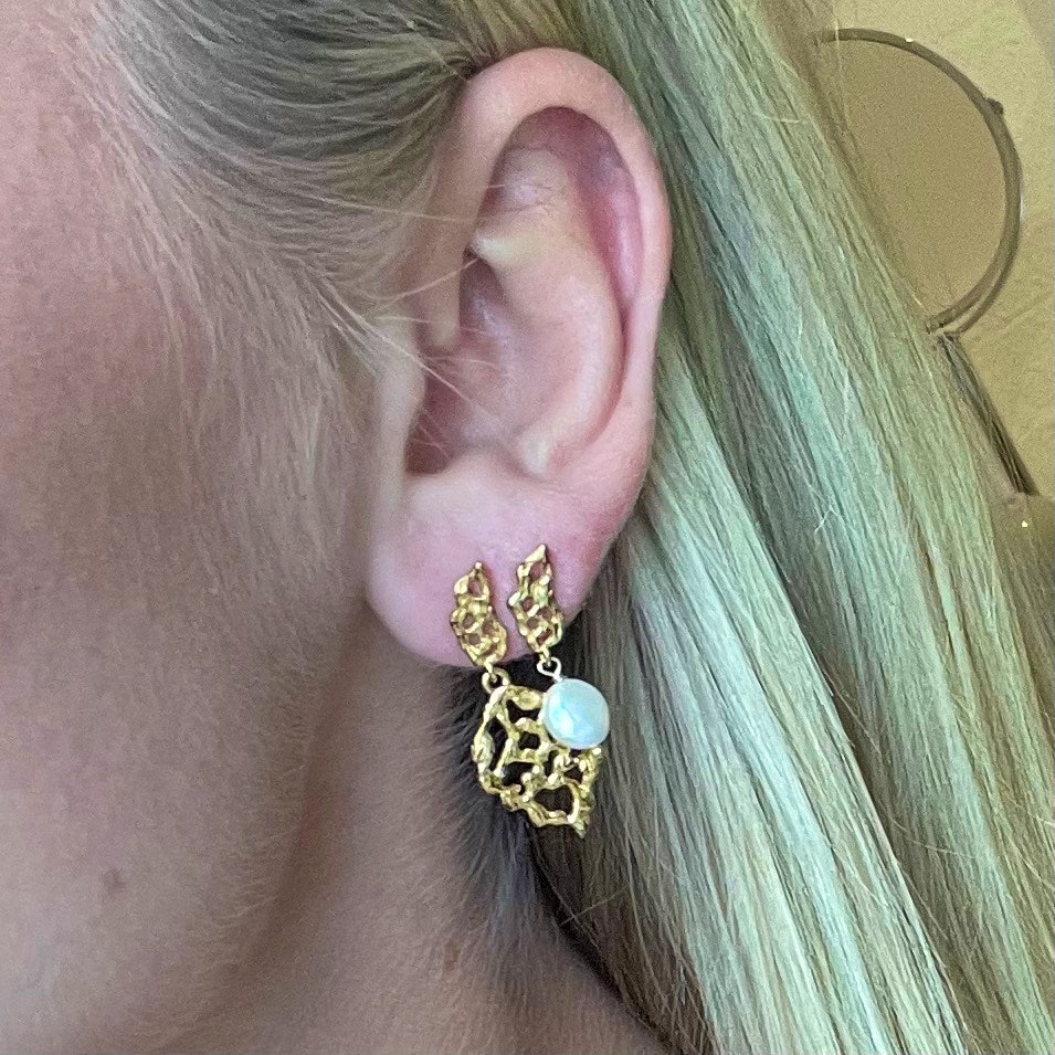 Holly Pearl Earrings fra Izabel Camille i Sølv Sterling 925