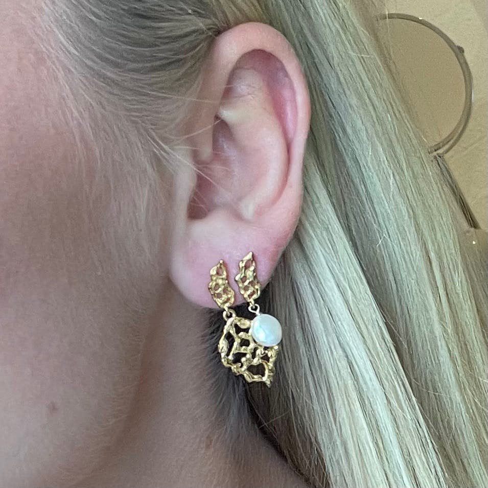 Holly Pearl Earrings från Izabel Camille i Silver Sterling 925