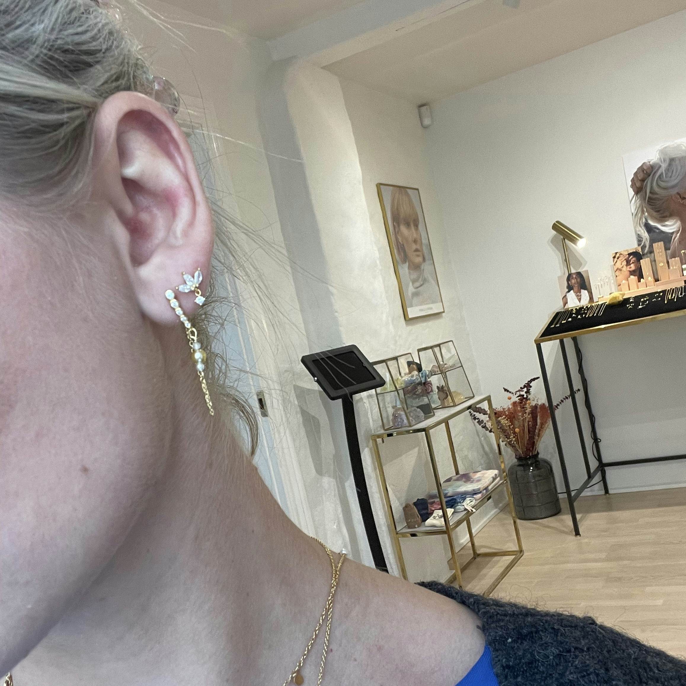 Salina Earring White fra Nuni Copenhagen i Forgylt-Sølv Sterling 925| Zircons,Freshwater Pearl|Blank