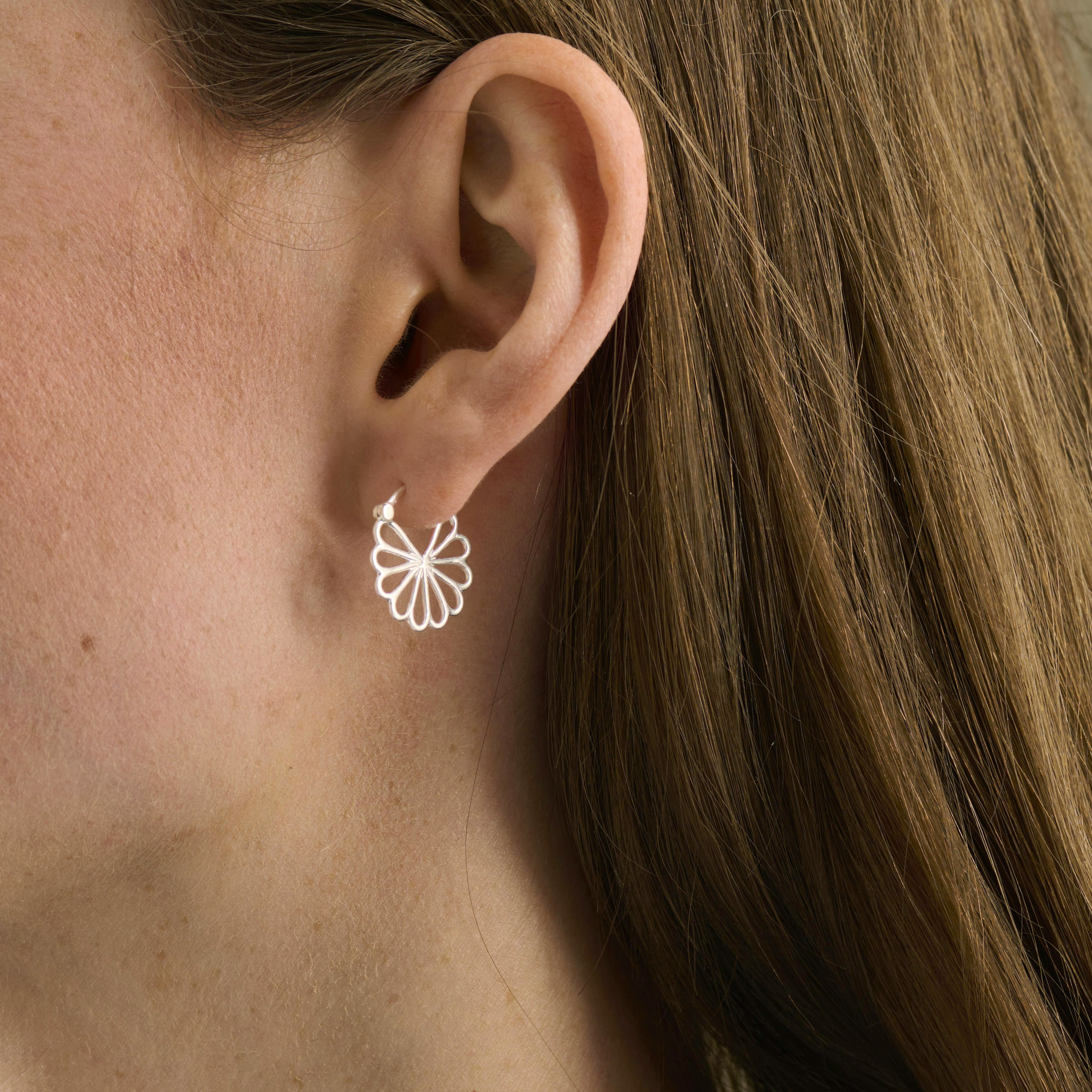 Small Bellis Earrings fra Pernille Corydon i Forgyldt-Sølv Sterling 925