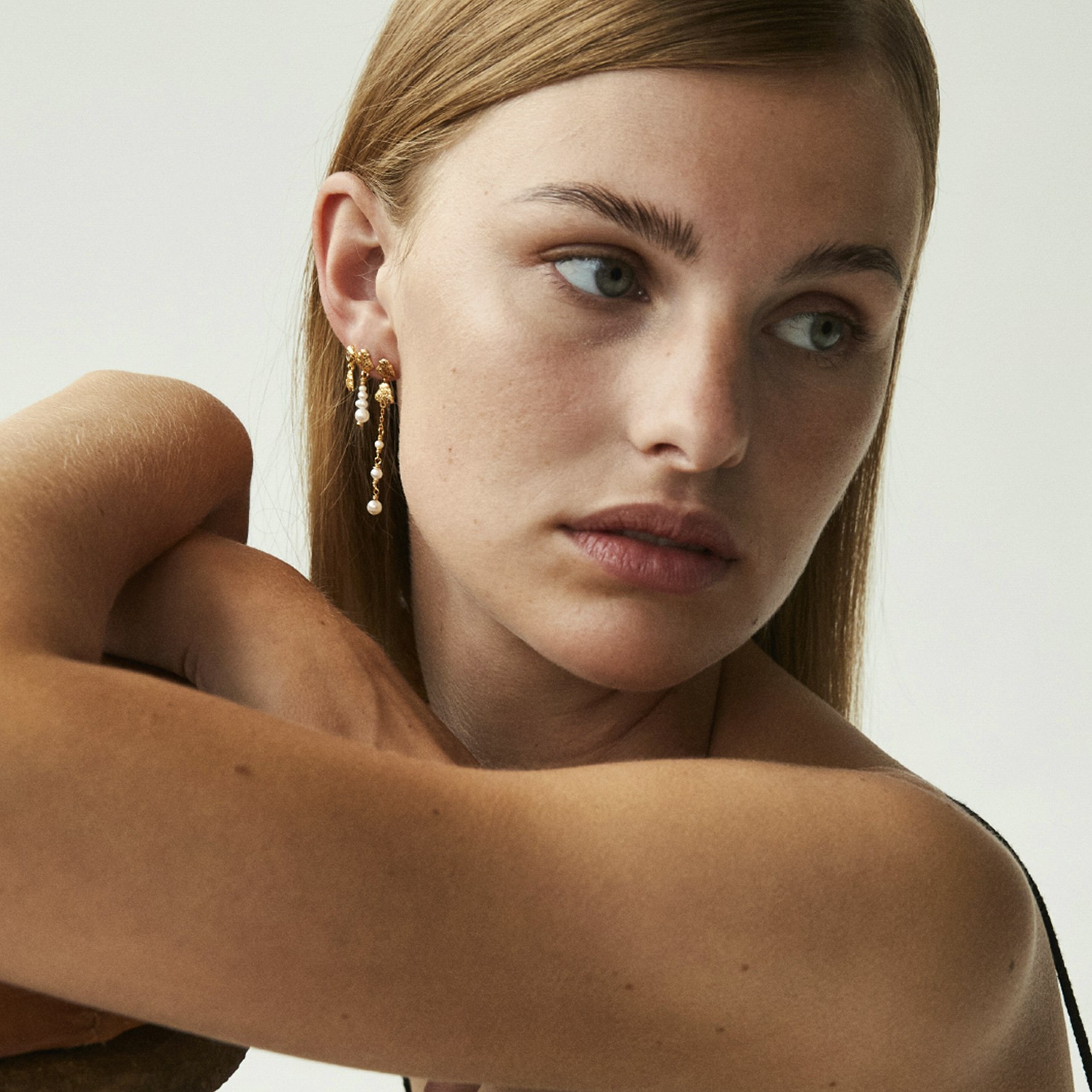 Coralie White Grande Earrings van Hultquist Copenhagen in Verguld-Zilver Sterling 925