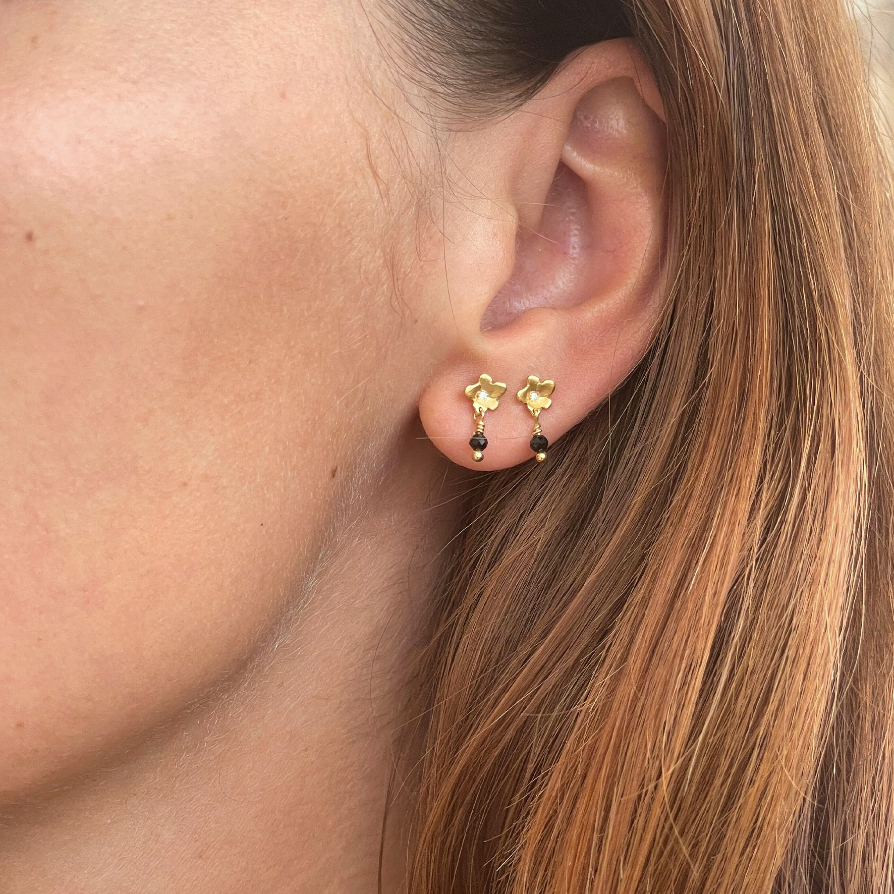 Tres Petit Garden Flower Earring w/ Black Spinel van STINE A Jewelry in Verguld-Zilver Sterling 925