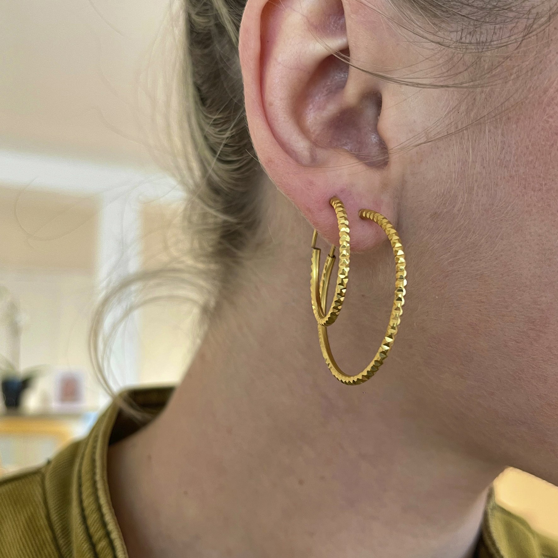 Mackenzie Petit Hoops från Pico i Förgyllt Mässing