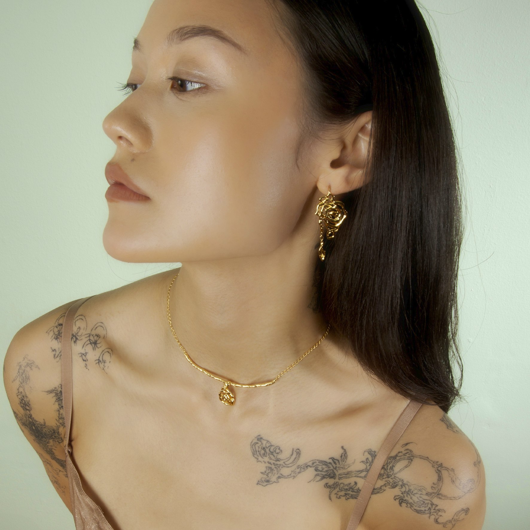 Rose Earring With Leaf Drop Left fra Jane Kønig i Forgyldt-Sølv Sterling 925