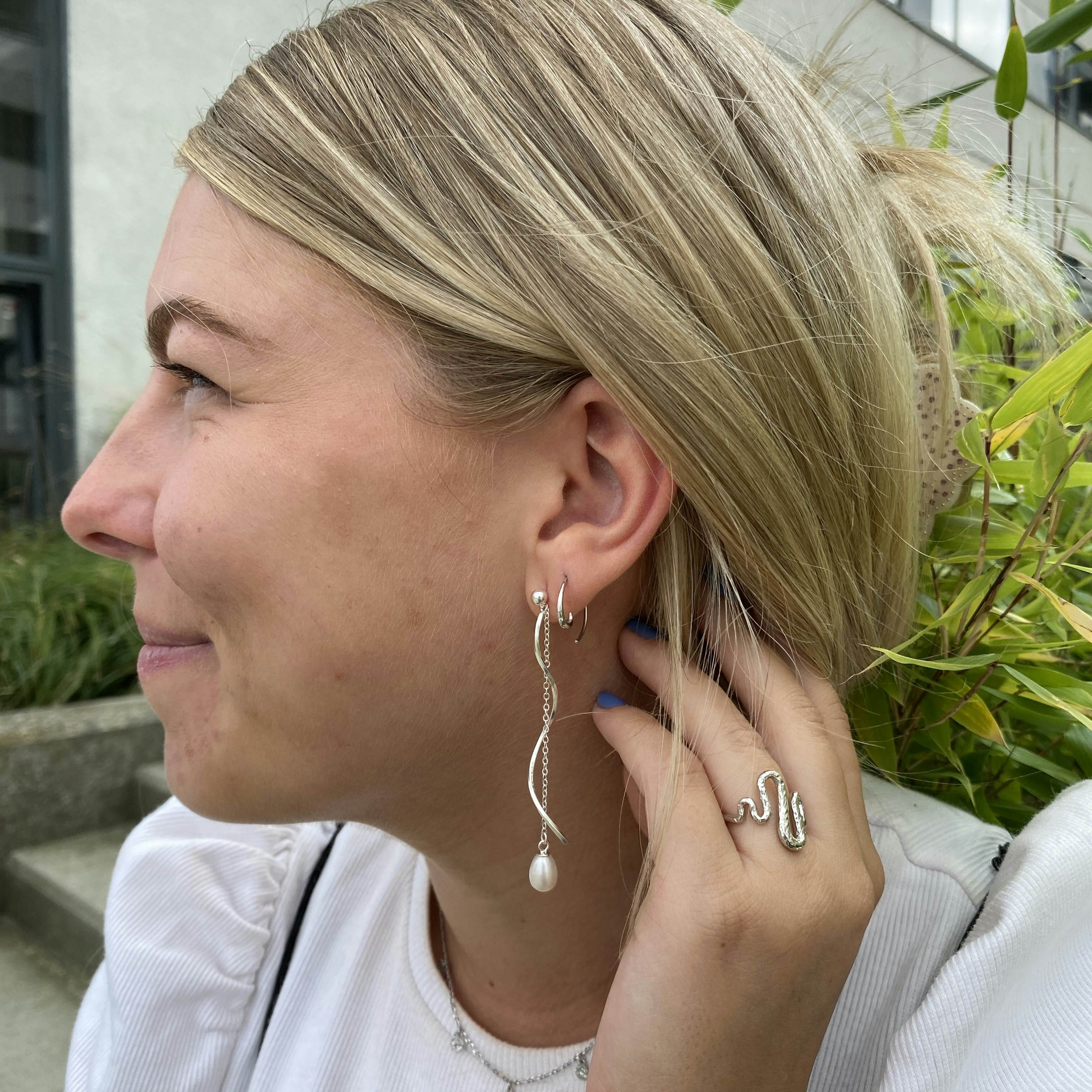 Anne Freshwaterpearl earrings från By Anne i Silver Sterling 925