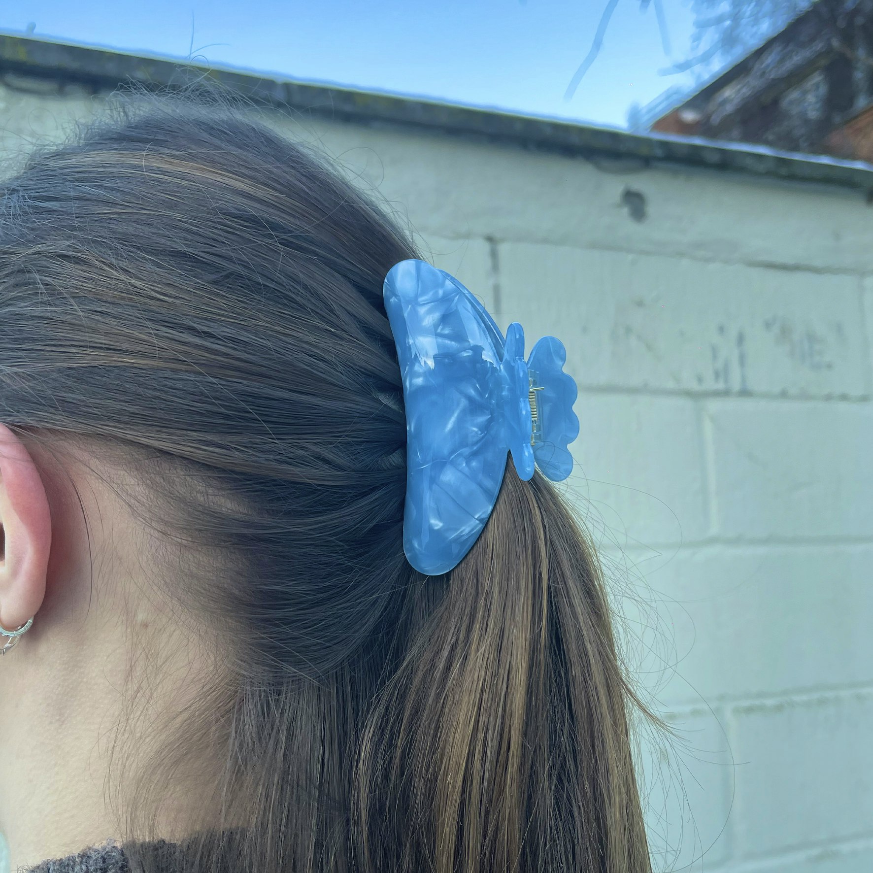 Esther Butterfly Hairclaw Blue fra A-Hjort Jewellery i Acetat