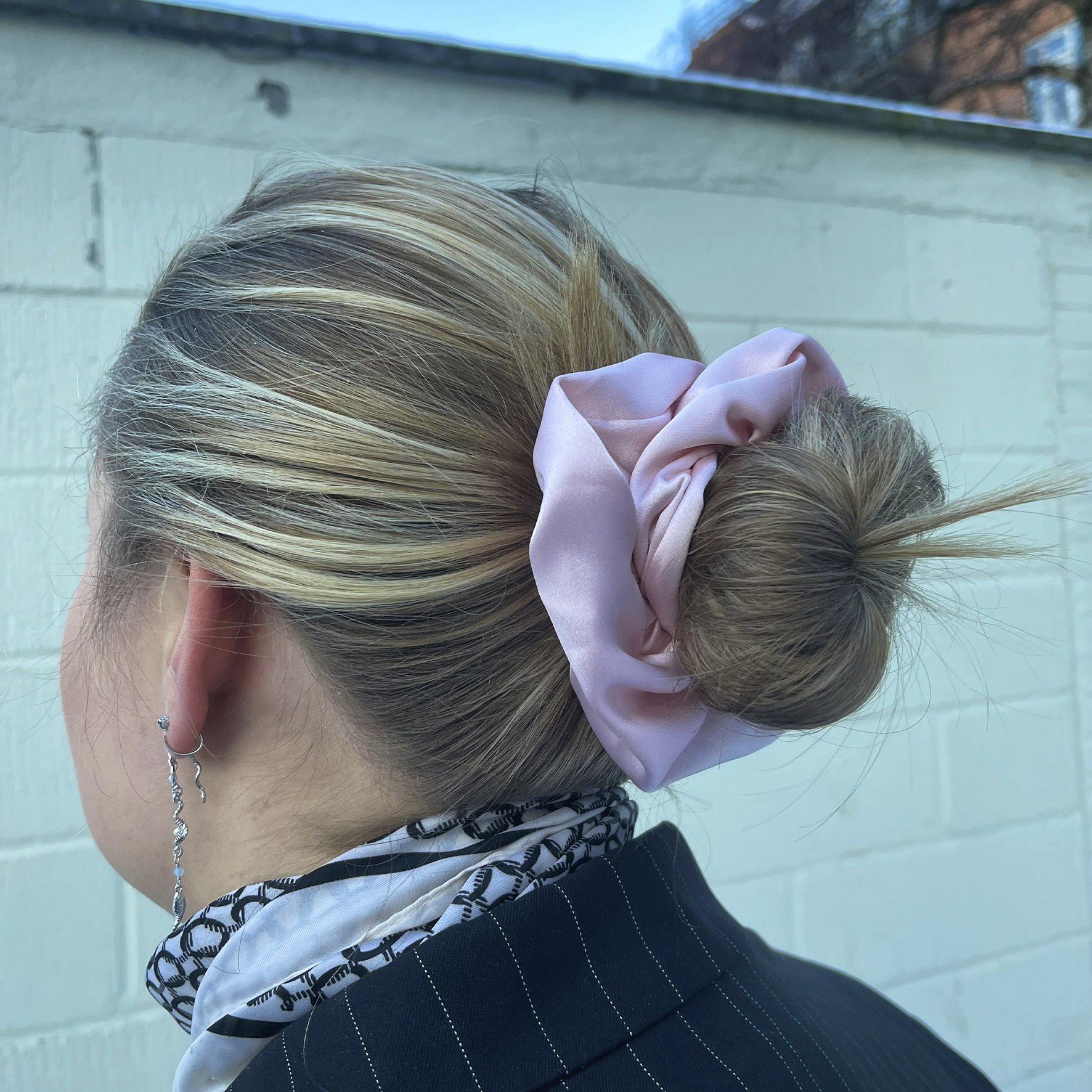 Hair Scrunchie Light Rose Satin fra A-Hjort Jewellery i Satin
