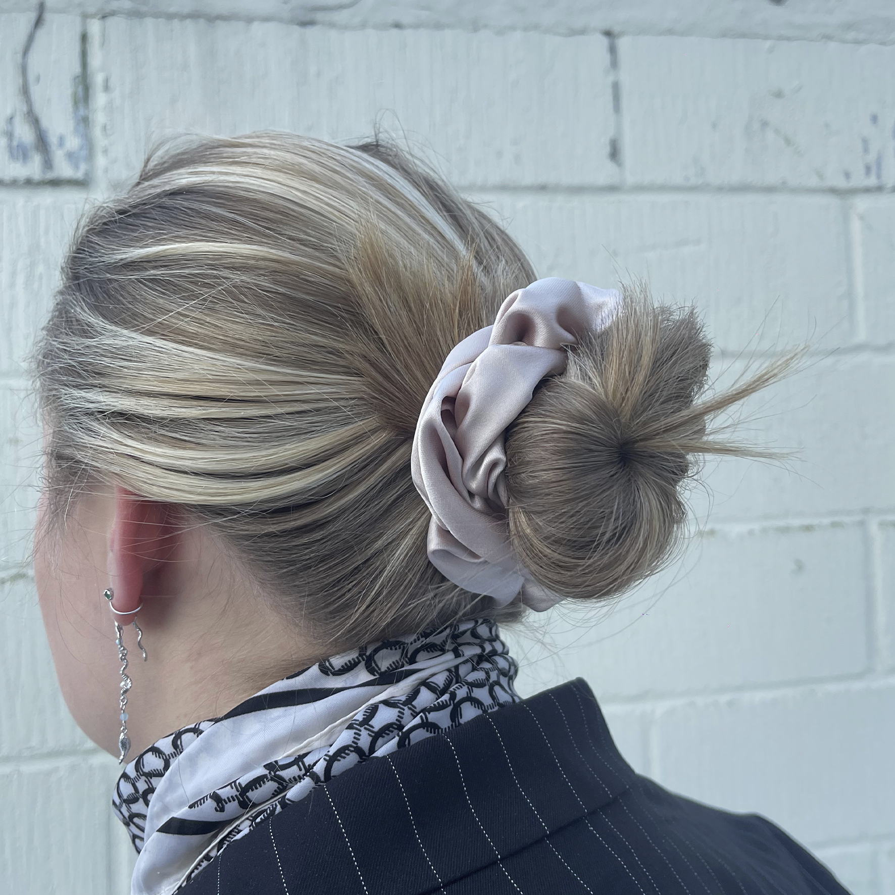 Beautiful 4-Pack Hair Scrunchie Light Beige Satin from A