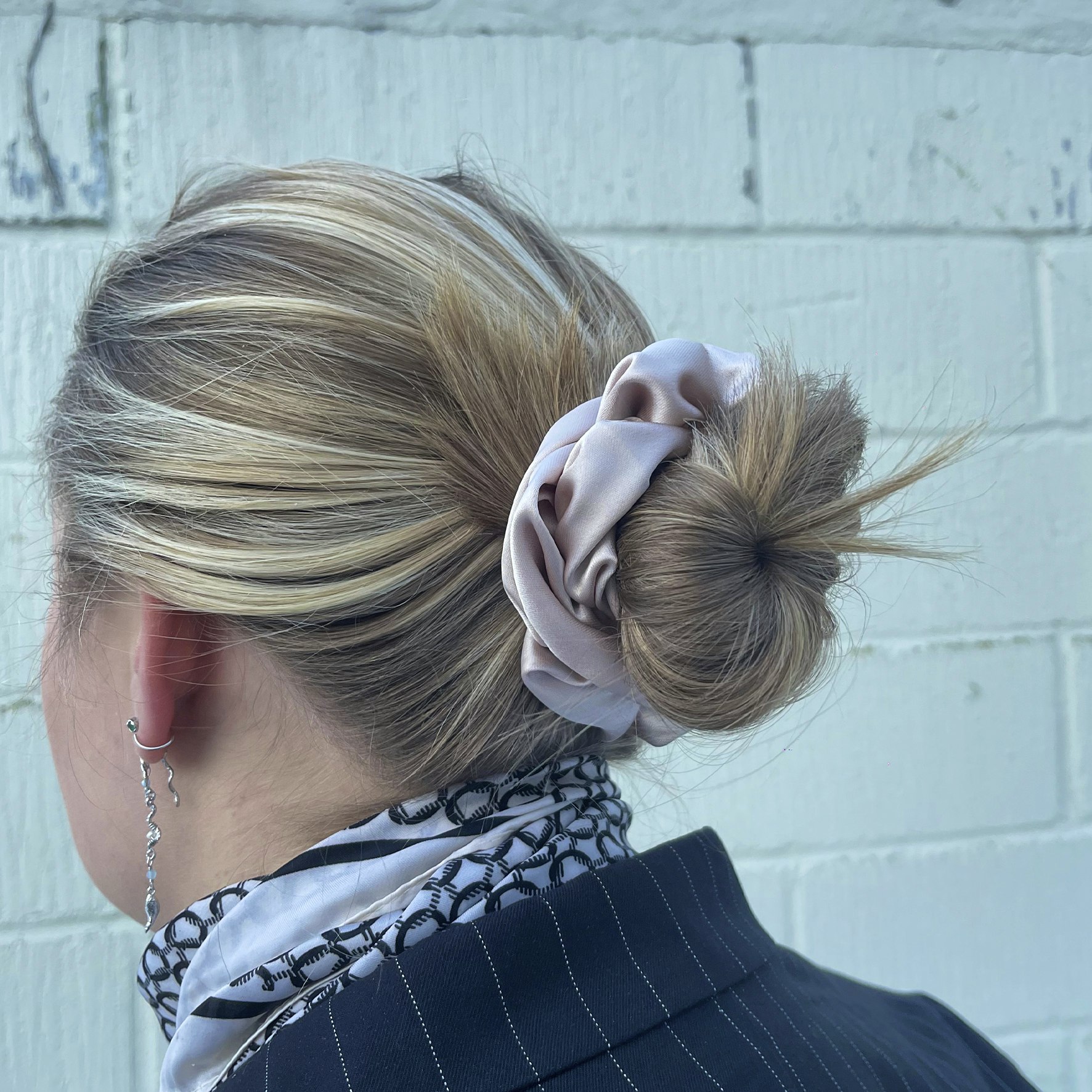 Hair Scrunchie Light Beige Satin van A-Hjort Jewellery in Satijn