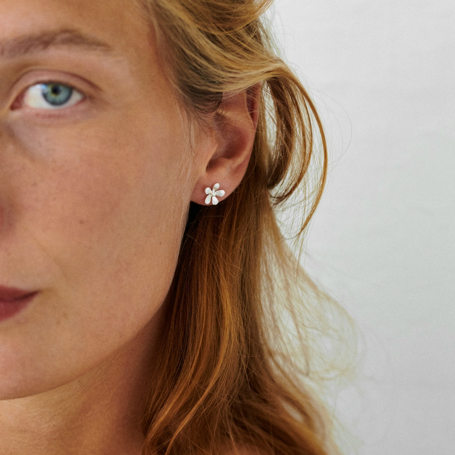 Wild Poppy Earsticks fra Pernille Corydon i Sølv Sterling 925