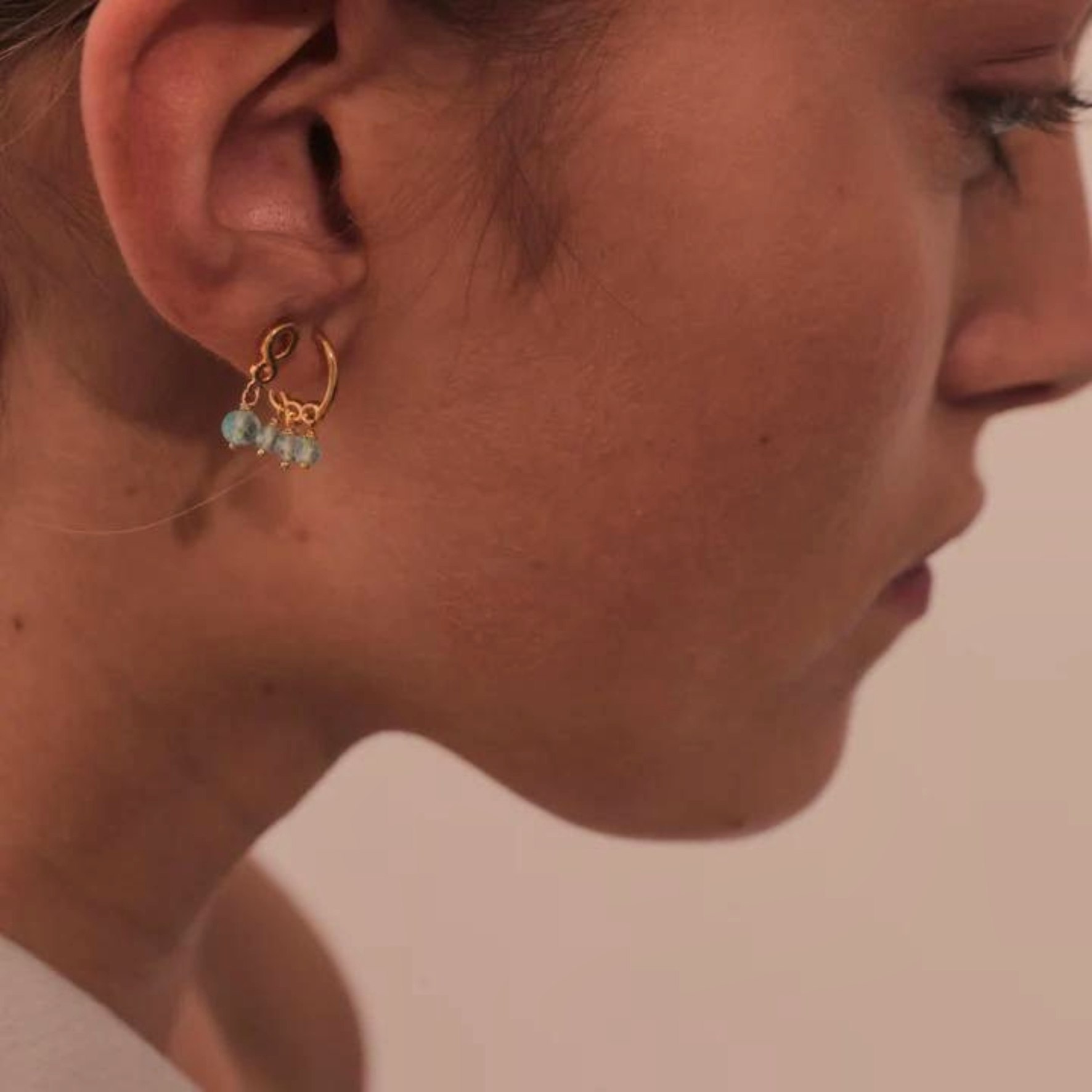 Majesty Hoops With Blue Pearls fra Izabel Camille i Forgyldt-Sølv Sterling 925