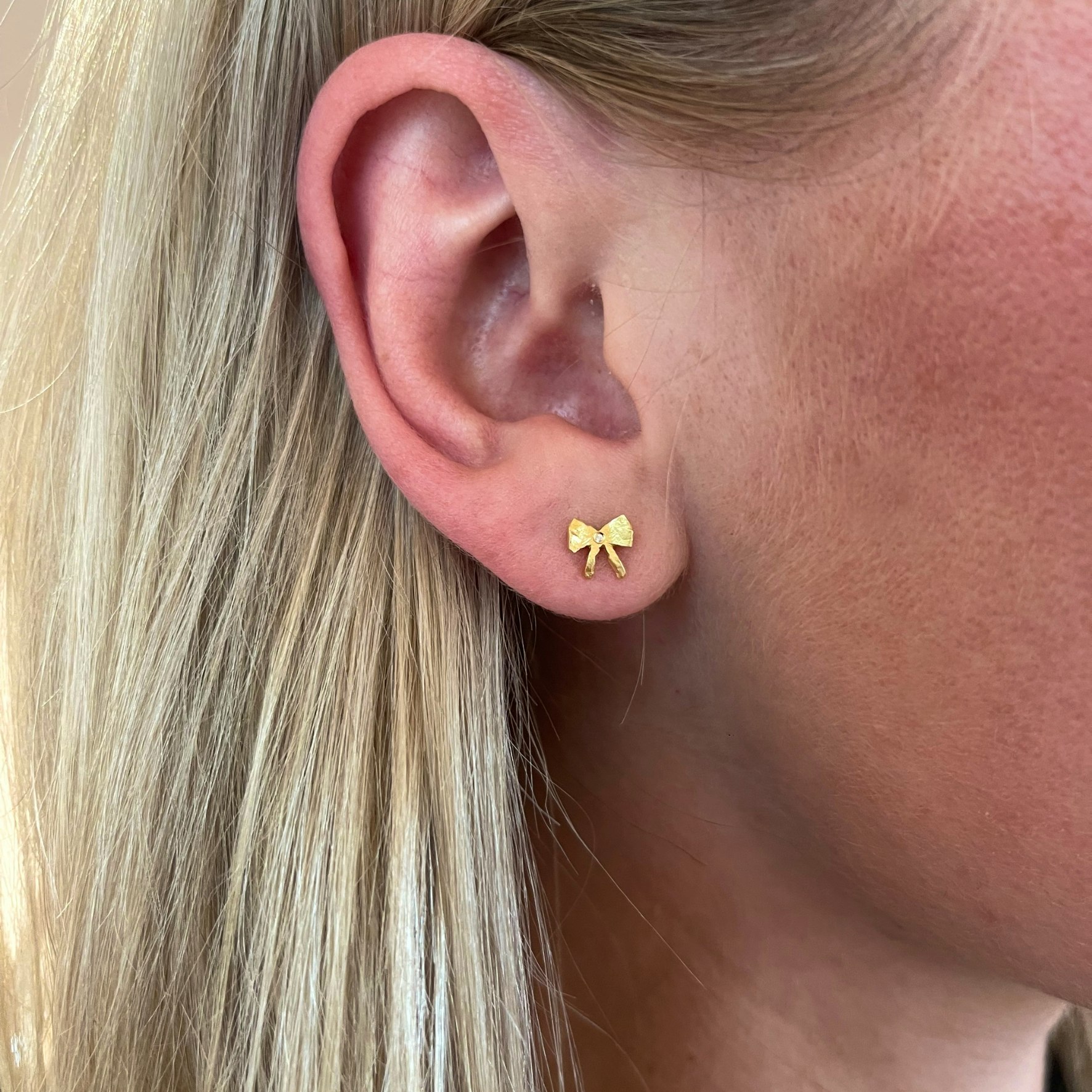 Petit Bow Earring With Stone från STINE A Jewelry i Förgyllt-Silver Sterling 925