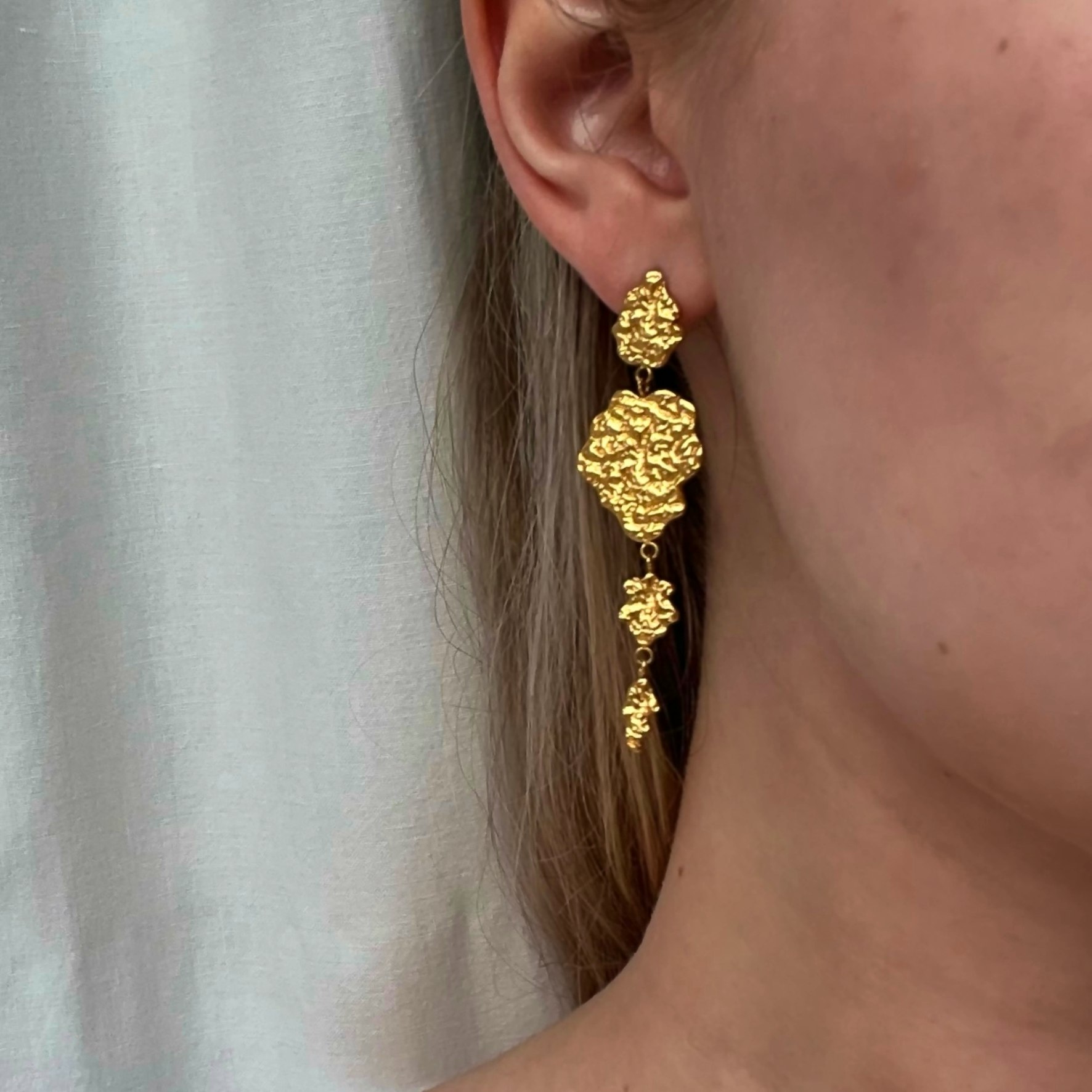 Sophia Long Earstuds fra Sistie 2nd i Forgylt Rustfritt stål