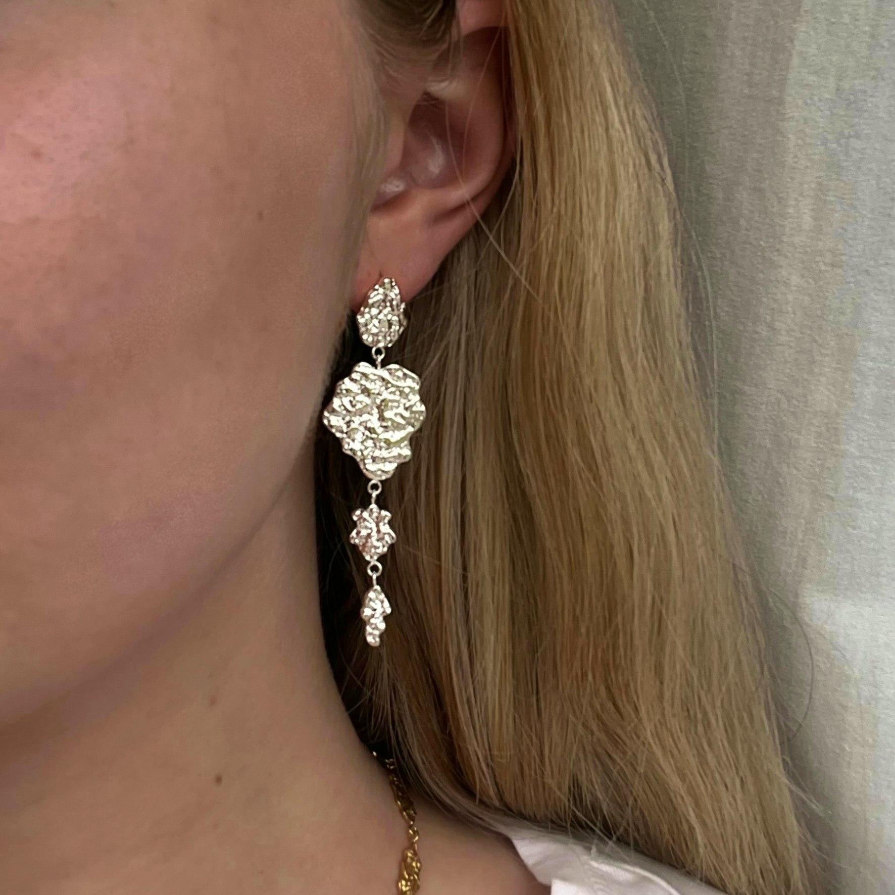 Sophia Long Earstuds fra Sistie 2nd i Forgylt Rustfritt stål