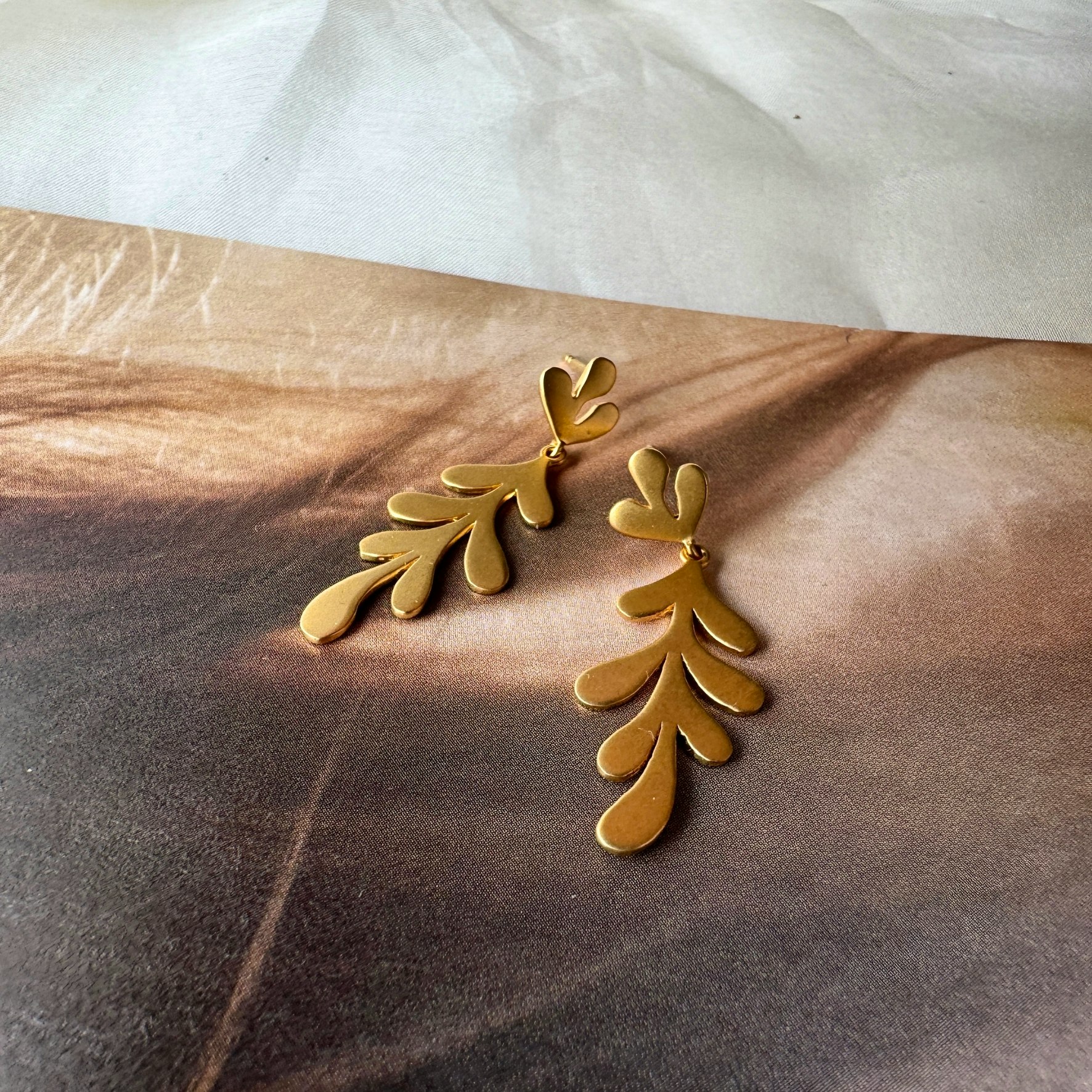 Oaky Long Earrings fra Izabel Camille i Forgylt-Sølv Sterling 925