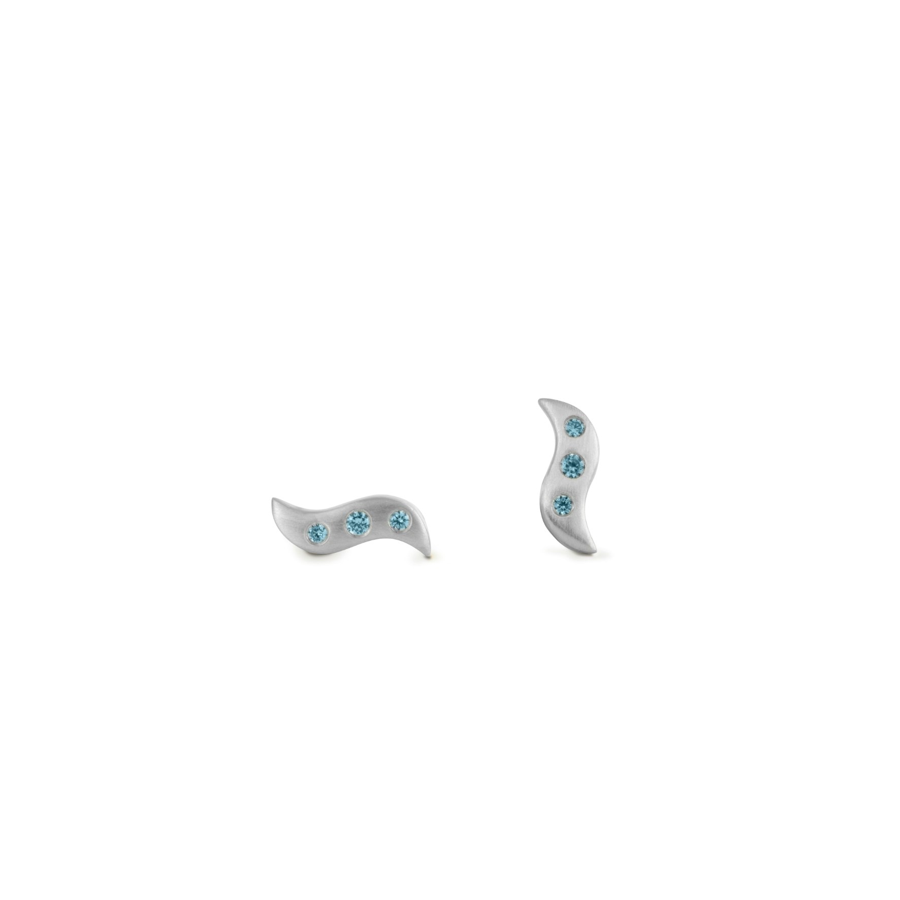 Wave Studs Blue från byBiehl i Silver Sterling 925