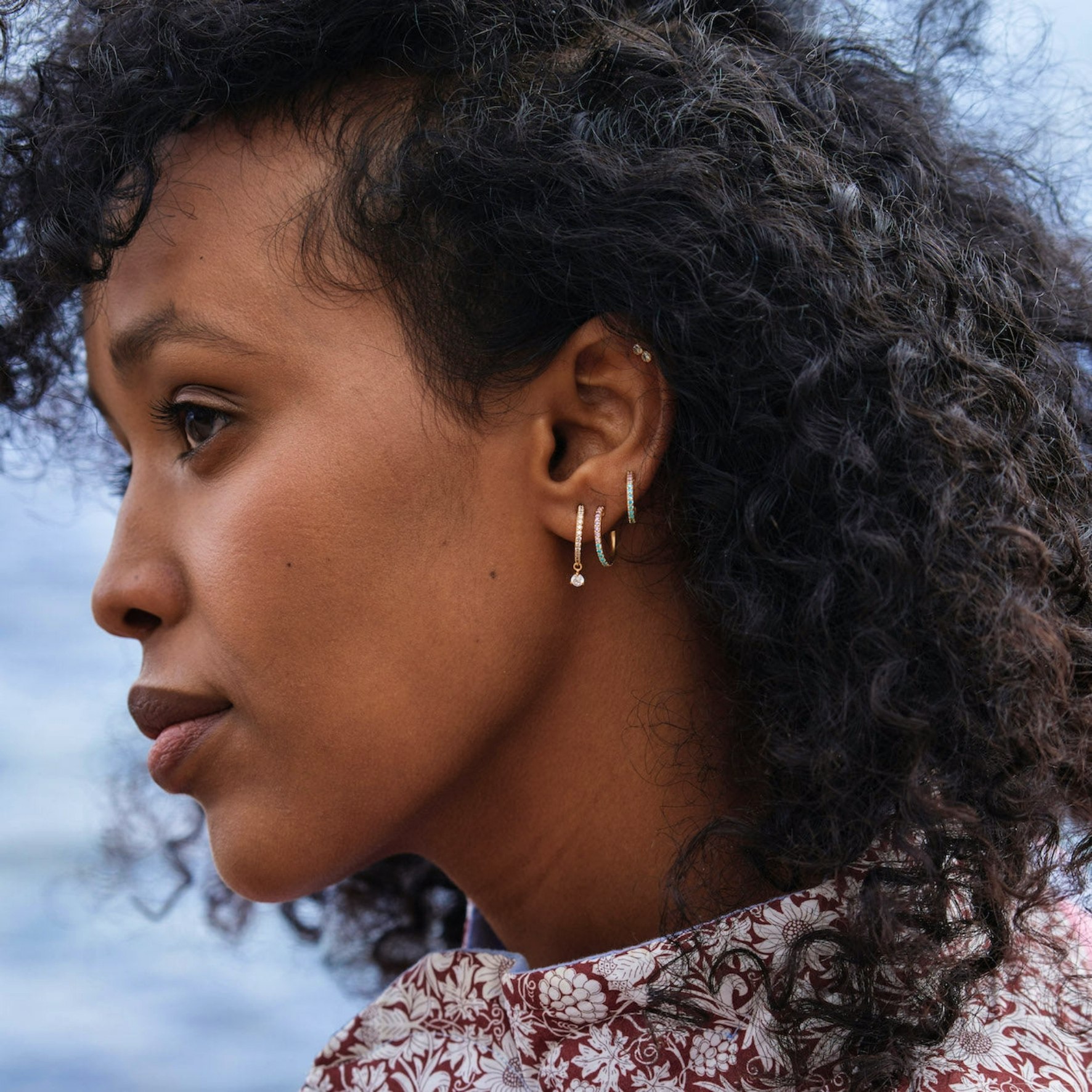 Sparkle Hoops Mini Dangling Stones fra byBiehl i Forgyldt-Sølv Sterling 925