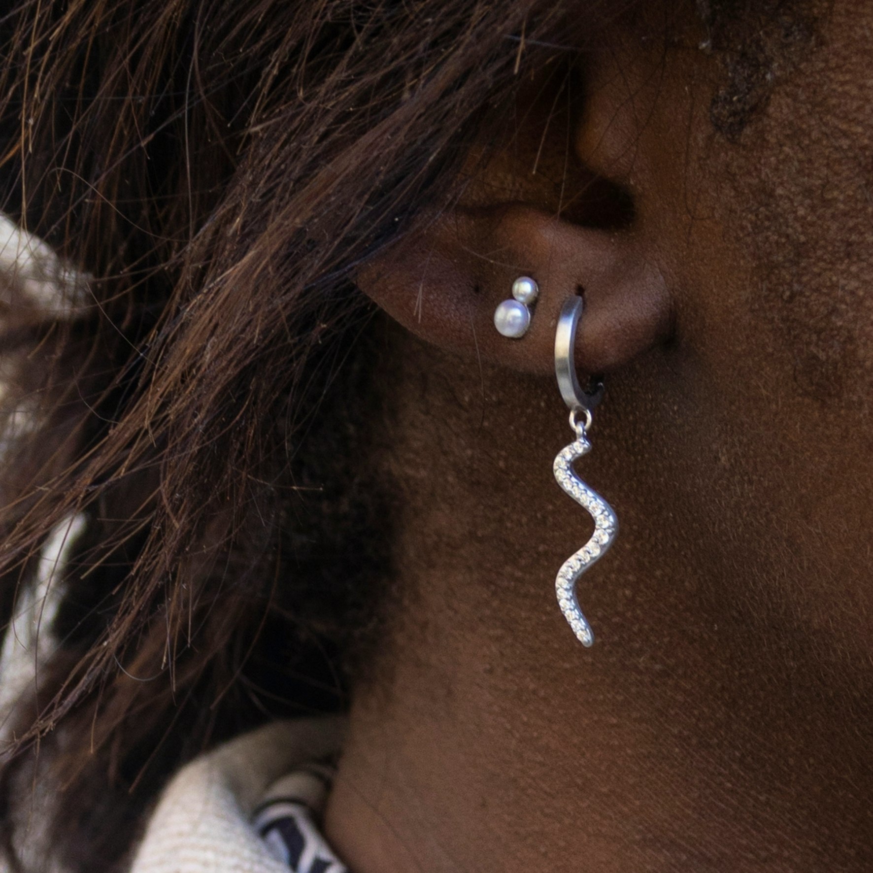 Pearl Double Studs fra byBiehl i Sølv Sterling 925