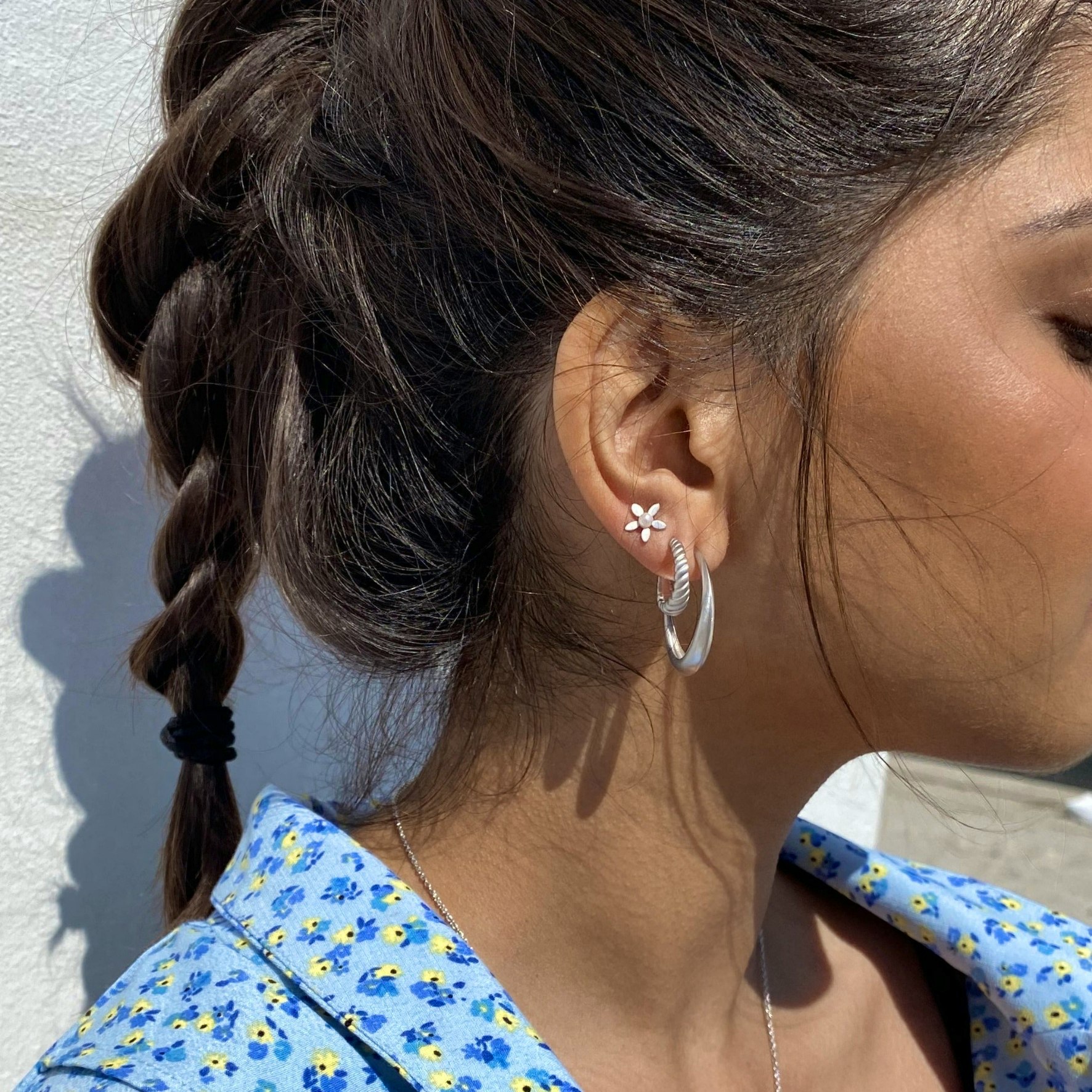 Forget-Me-Not Pearl Studs von byBiehl in Silber Sterling 925