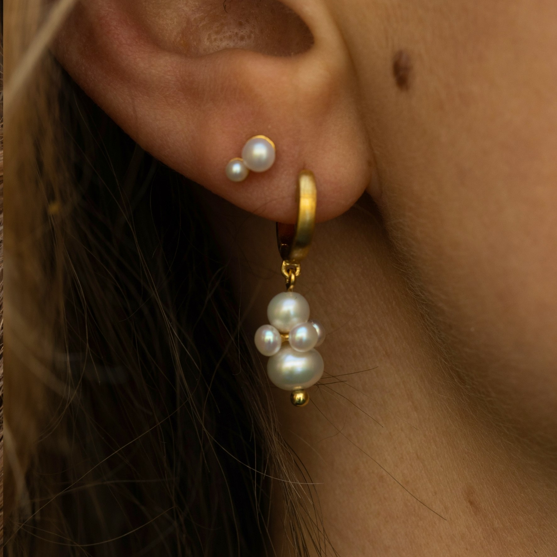 Pearl Cluster Hoops fra byBiehl i Forgyldt-Sølv Sterling 925