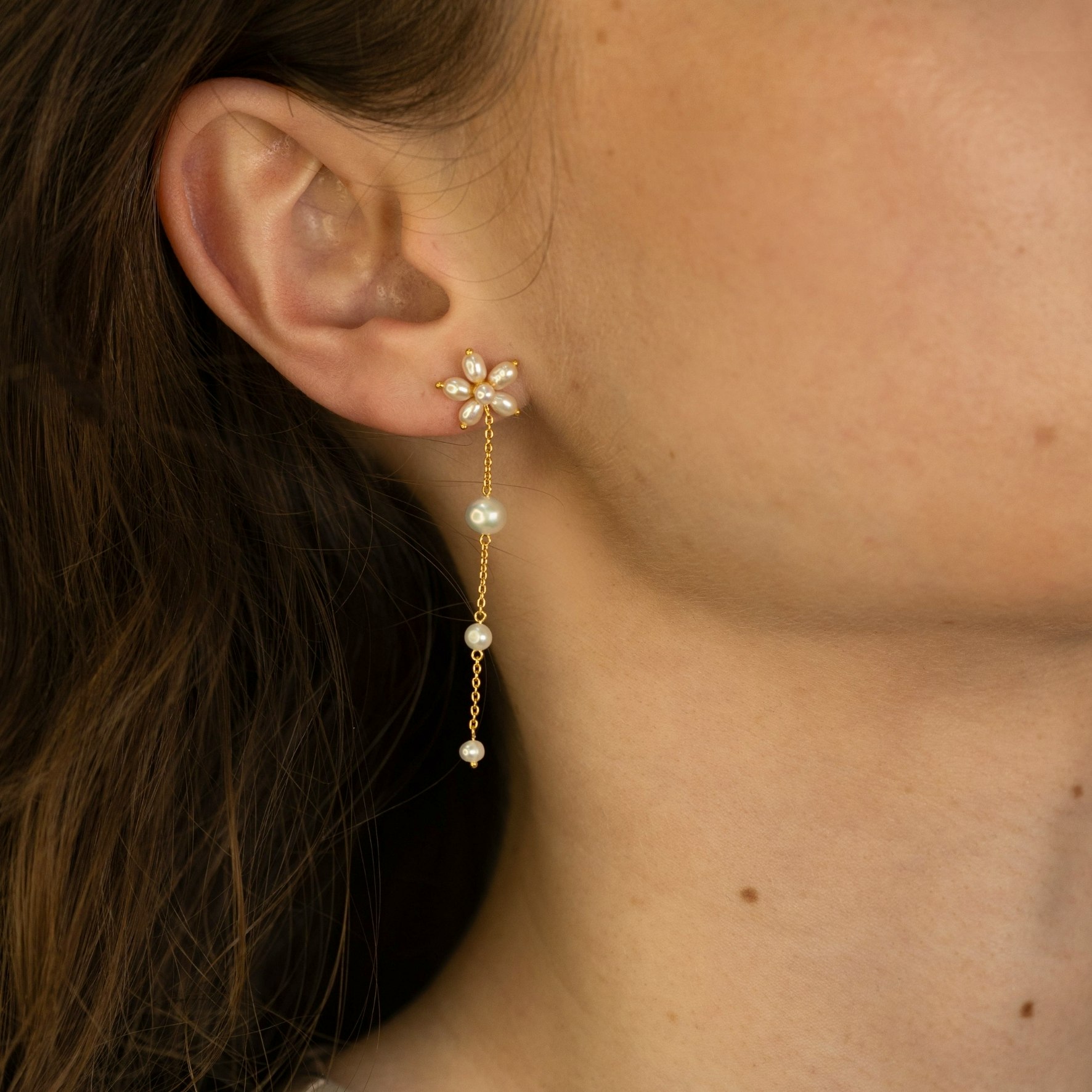 Pearl Signature Earhangers Long fra byBiehl i Forgyldt-Sølv Sterling 925