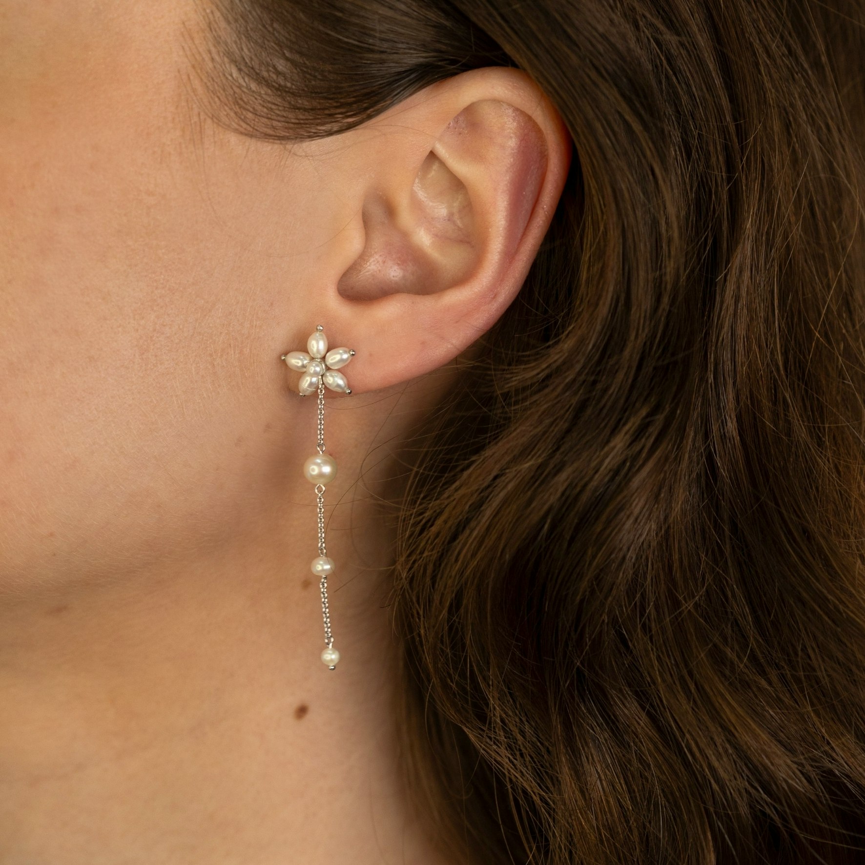 Pearl Signature Earhangers Long fra byBiehl i Forgyldt-Sølv Sterling 925