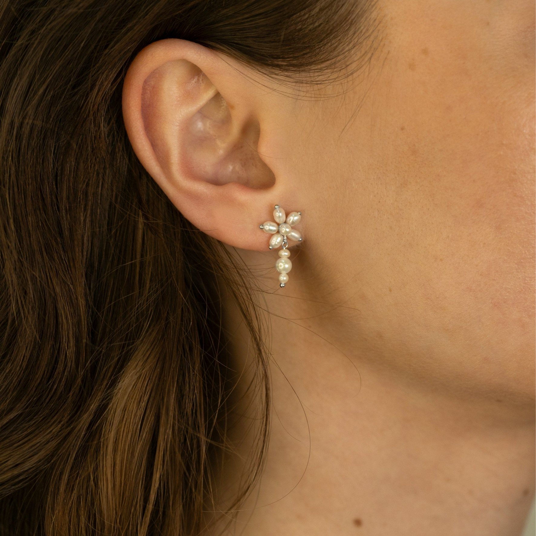 Pearl Signature Earhangers Short fra byBiehl i Sølv Sterling 925