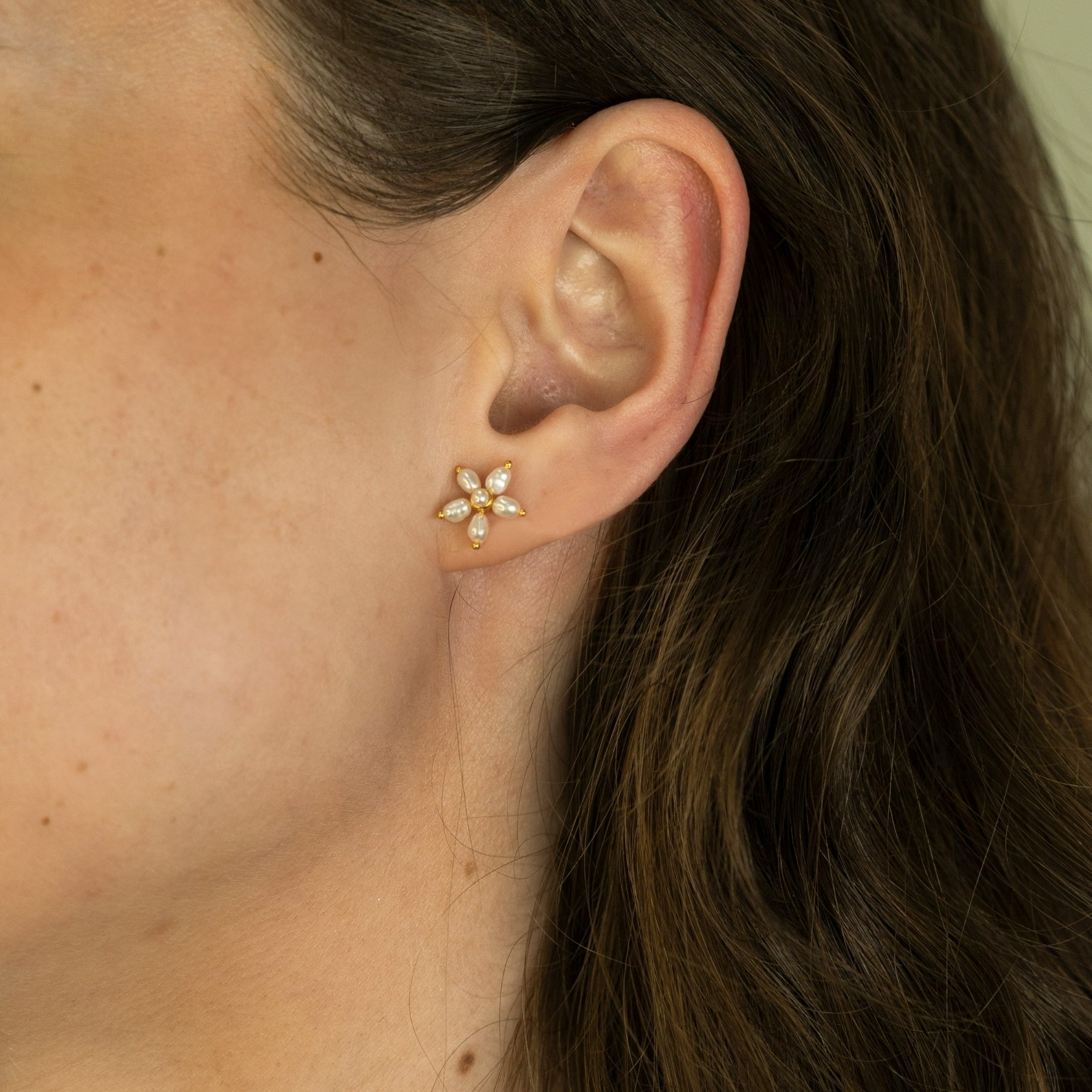 Pearl Signature Studs fra byBiehl i Forgyldt-Sølv Sterling 925