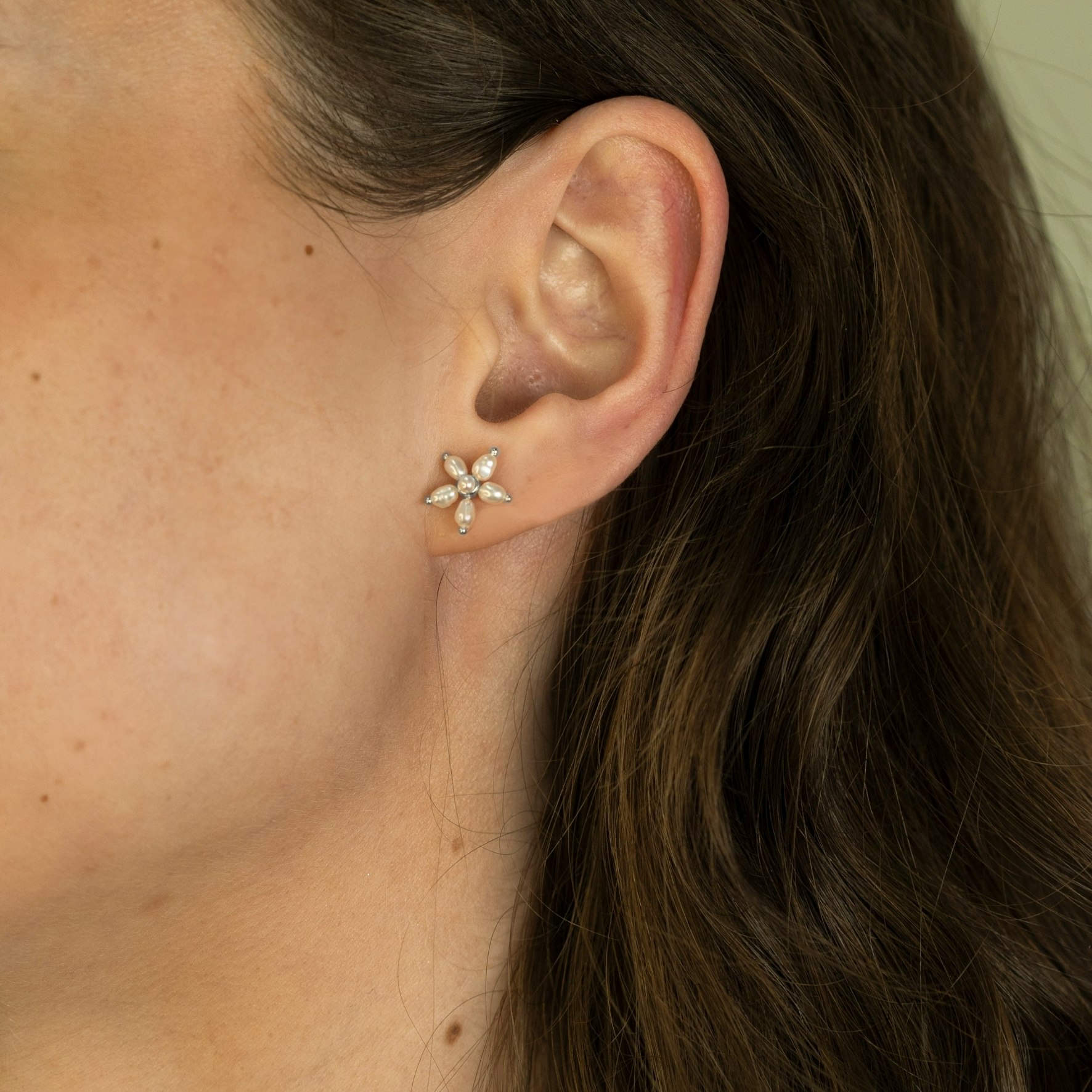 Pearl Signature Studs fra byBiehl i Forgyldt-Sølv Sterling 925
