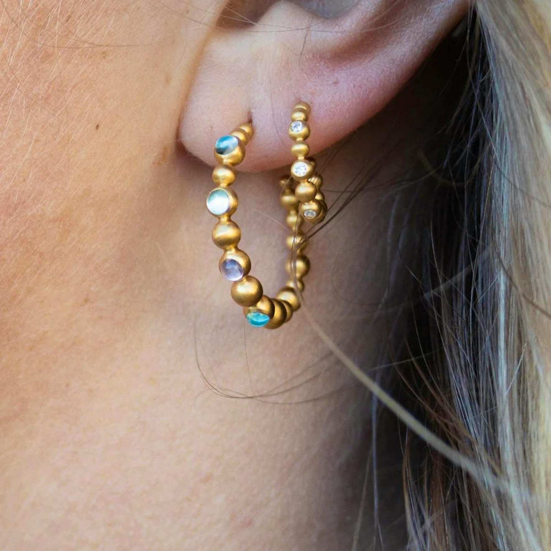 Pebbles Hoops Small från byBiehl i Silver Sterling 925