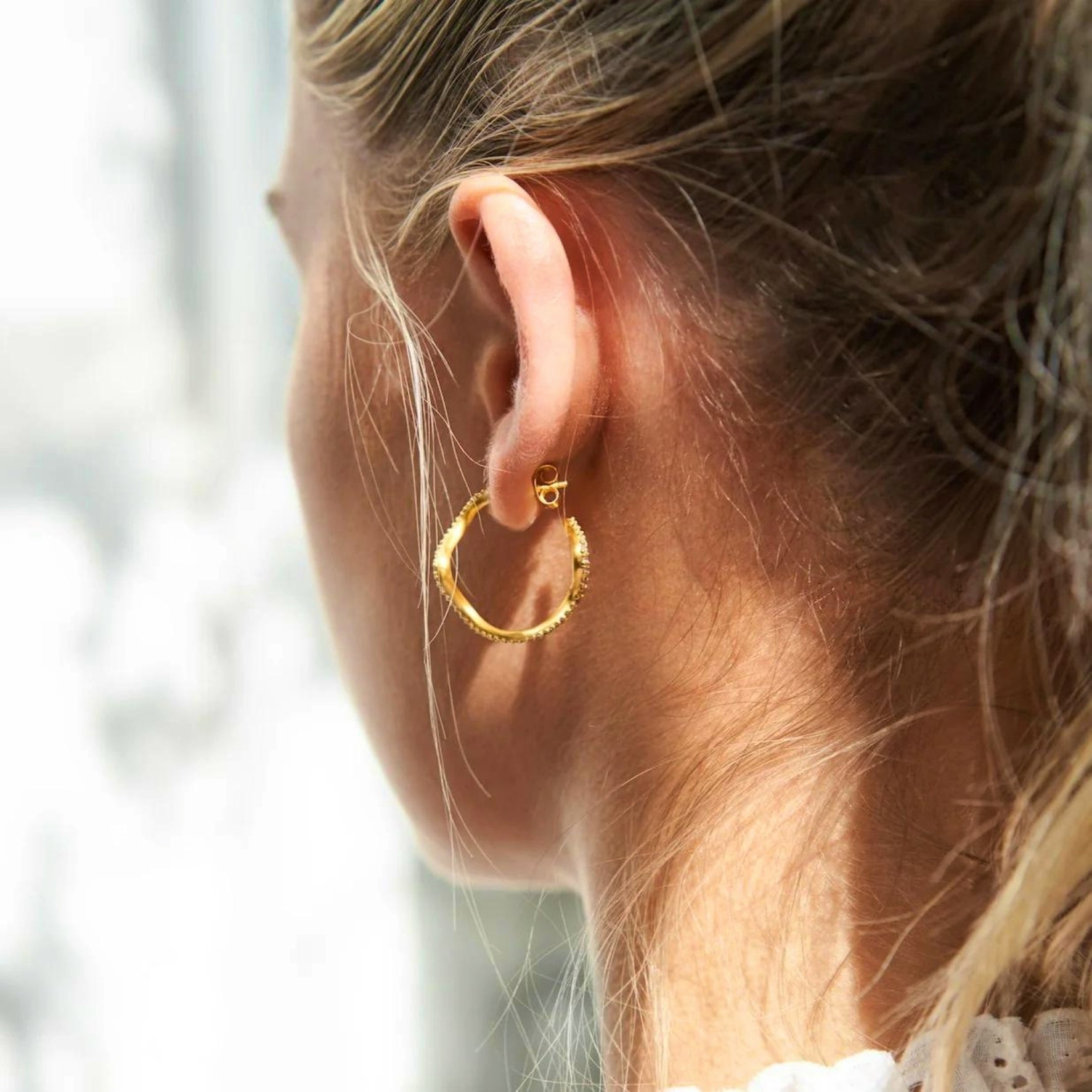 Wave Sparkle Hoops fra byBiehl i Sølv Sterling 925