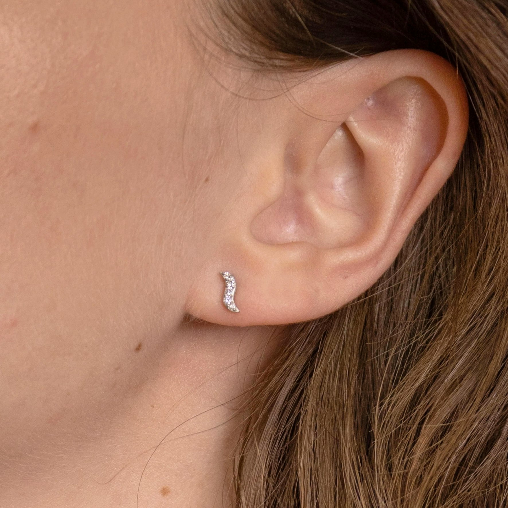 Wave Studs Sparkle fra byBiehl i Sølv Sterling 925