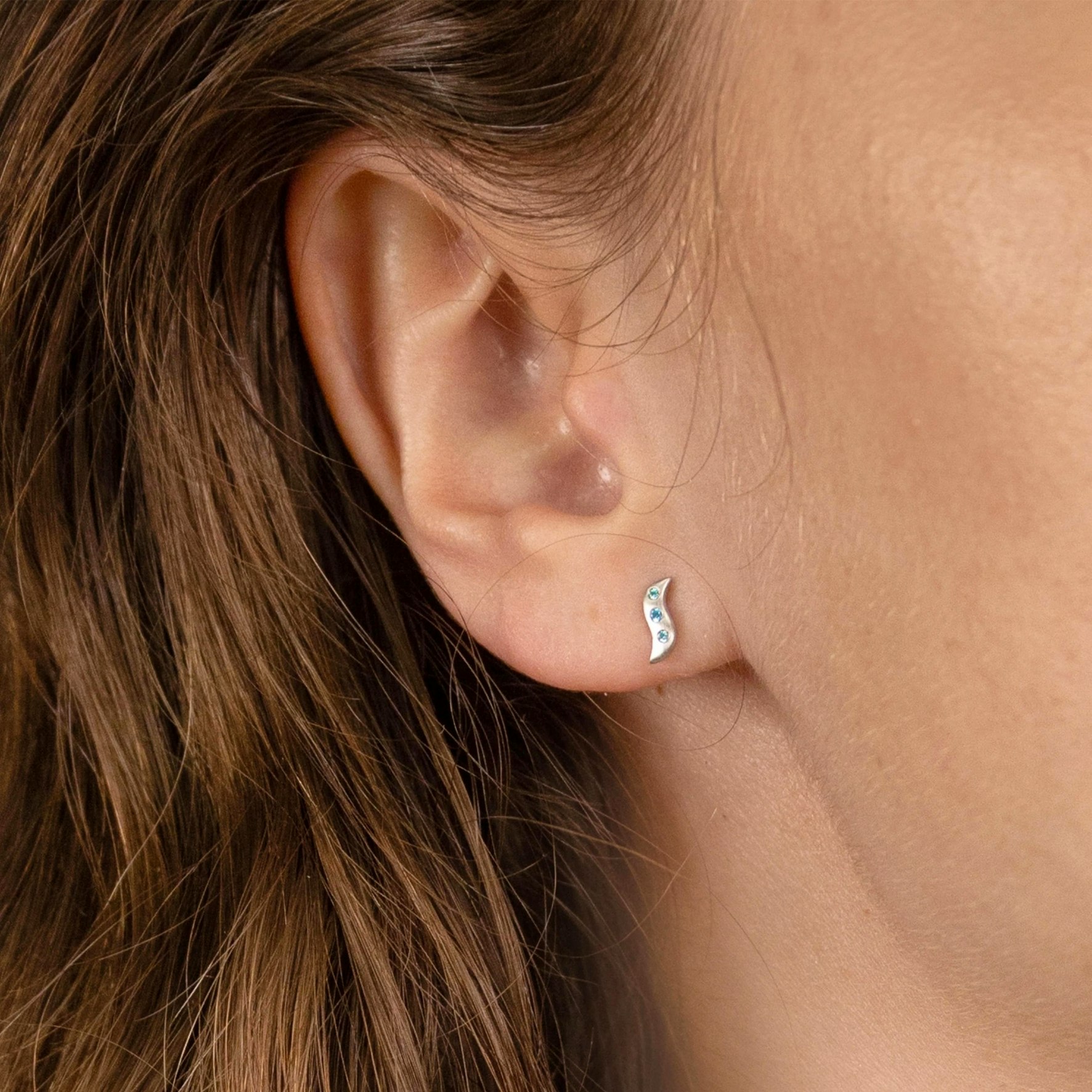 Wave Studs Blue från byBiehl i Silver Sterling 925