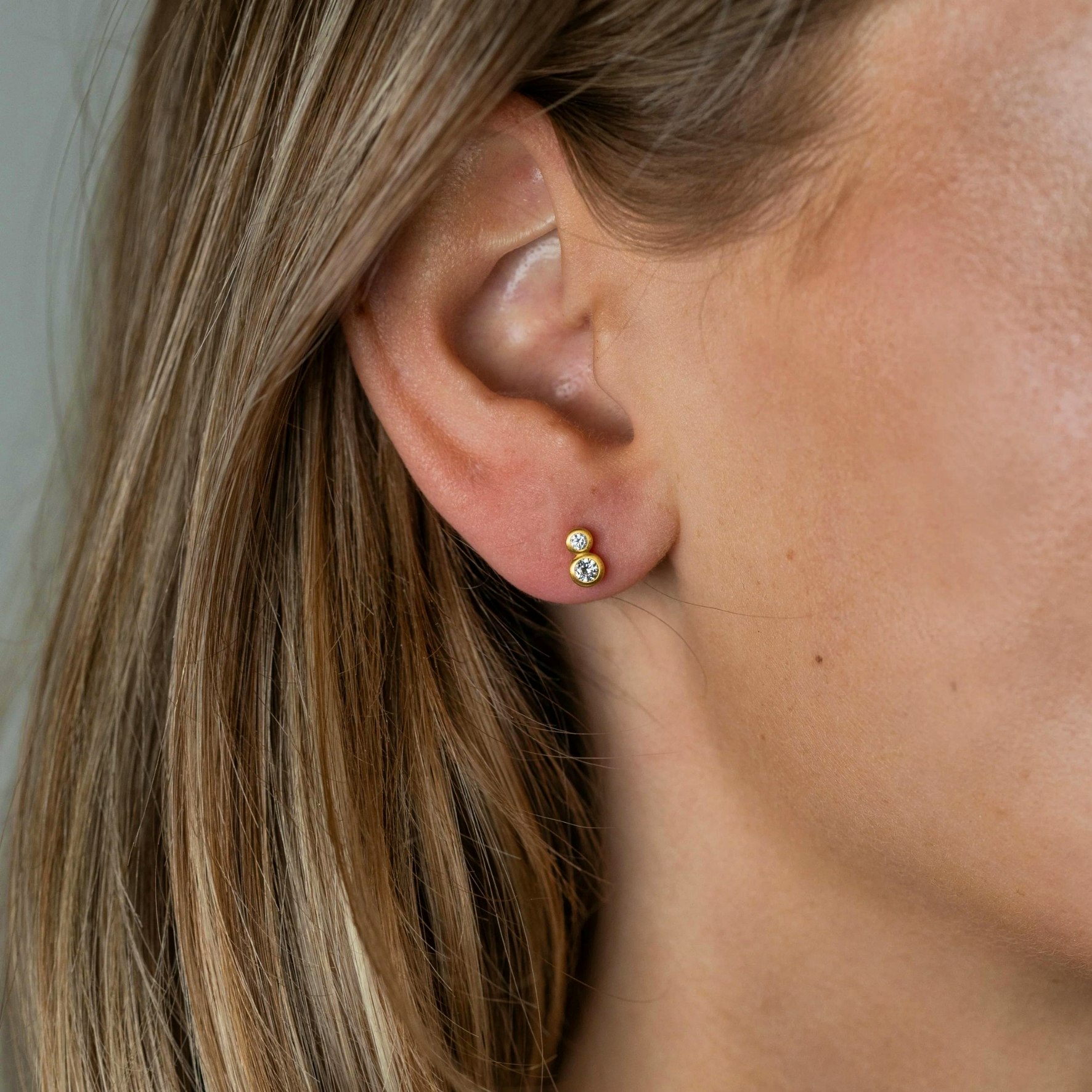 Stardust Studs 2 fra byBiehl i Forgyldt-Sølv Sterling 925