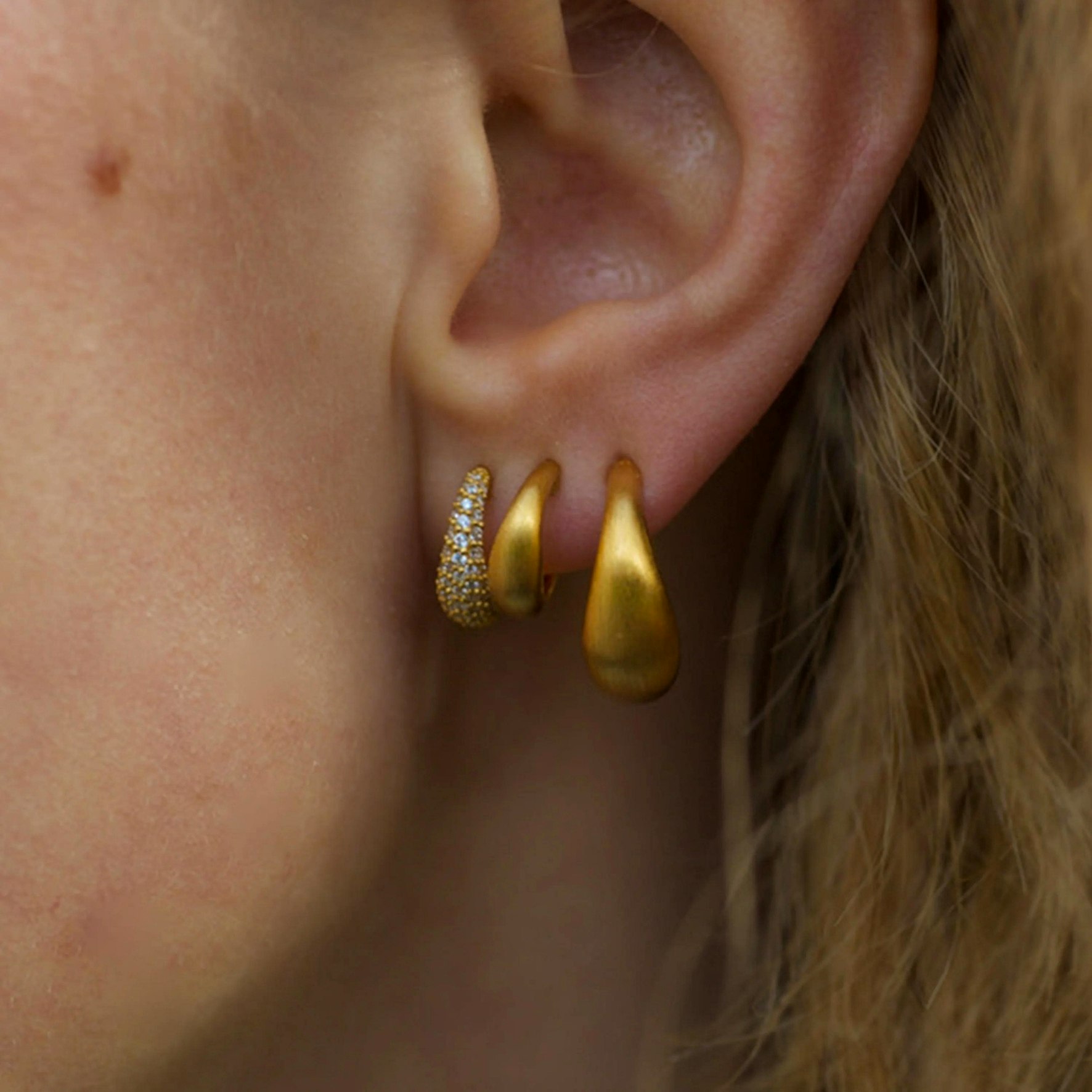 Ocean Flow Hoops Medium fra byBiehl i Sølv Sterling 925