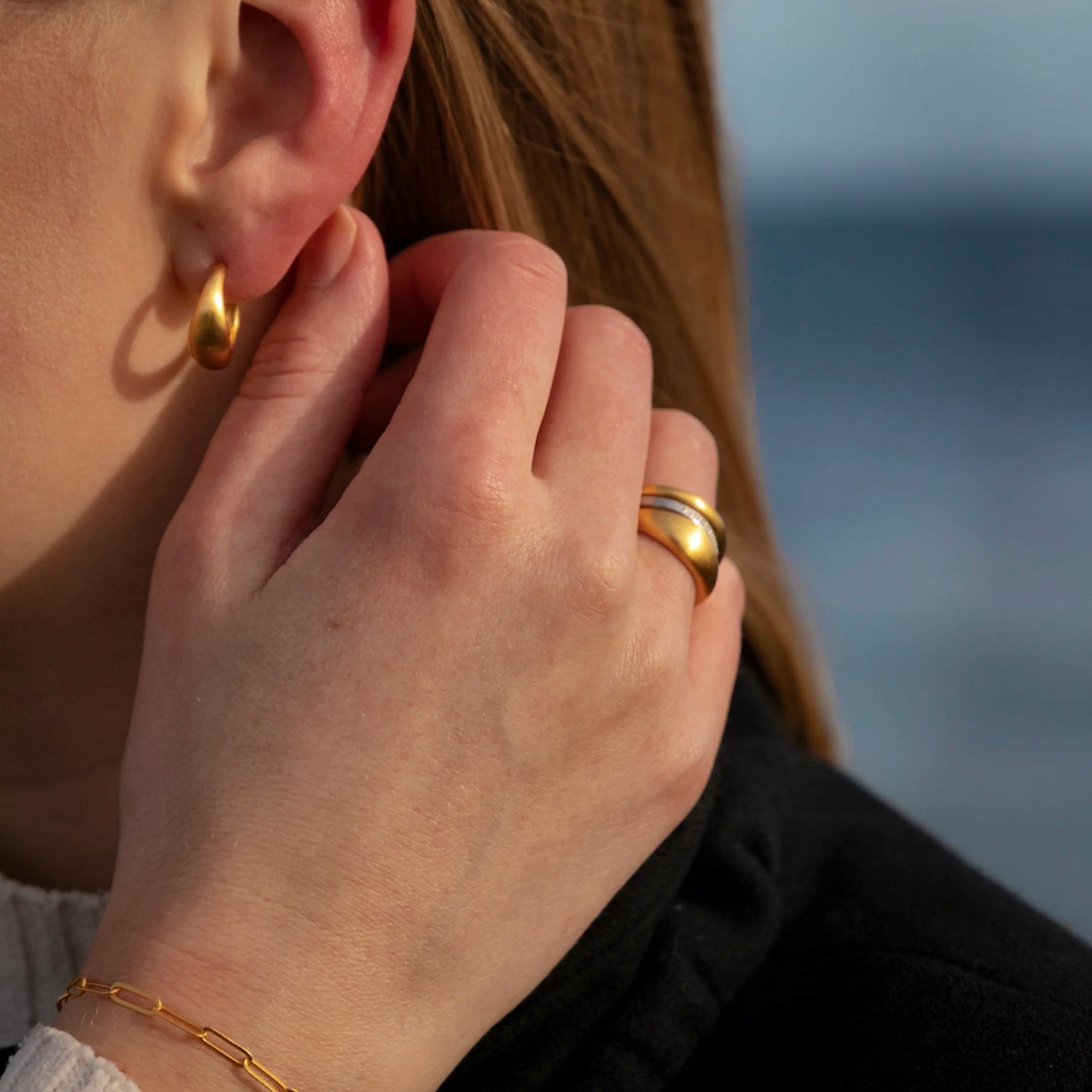 Ocean Flow Hoops Medium fra byBiehl i Sølv Sterling 925