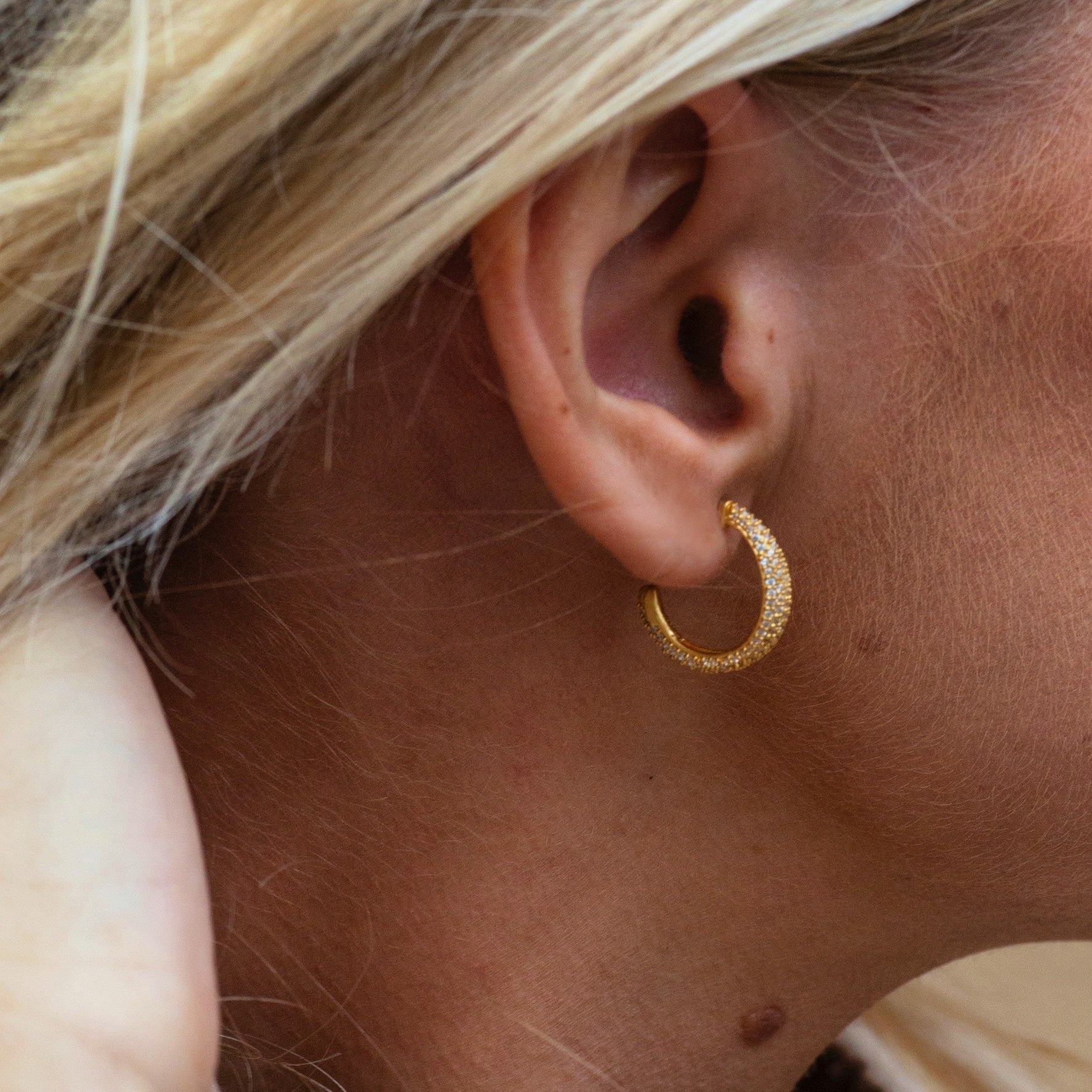 Ocean Flow Medium Sparkle Hoops fra byBiehl i Forgyldt-Sølv Sterling 925