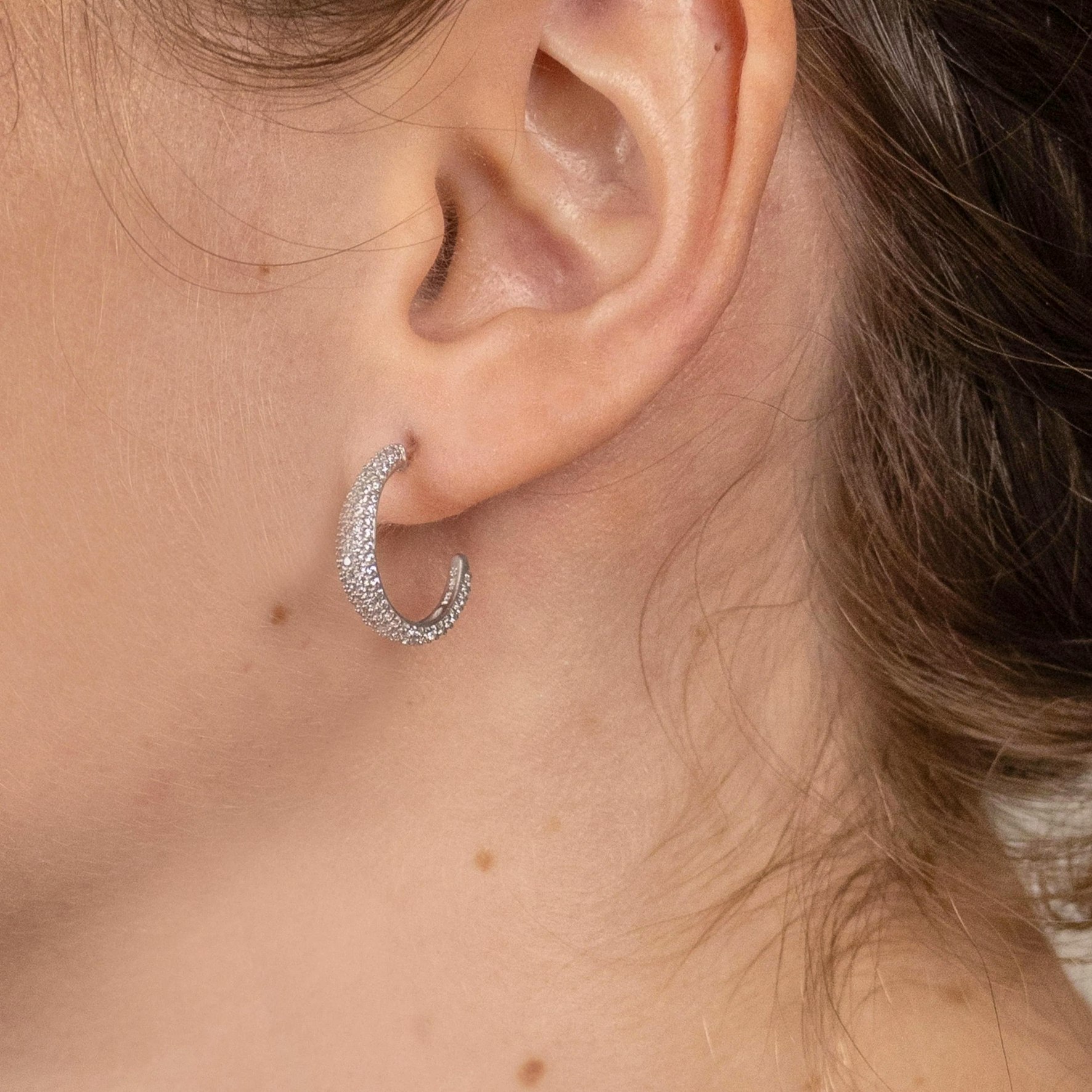 Ocean Flow Medium Sparkle Hoops fra byBiehl i Forgyldt-Sølv Sterling 925