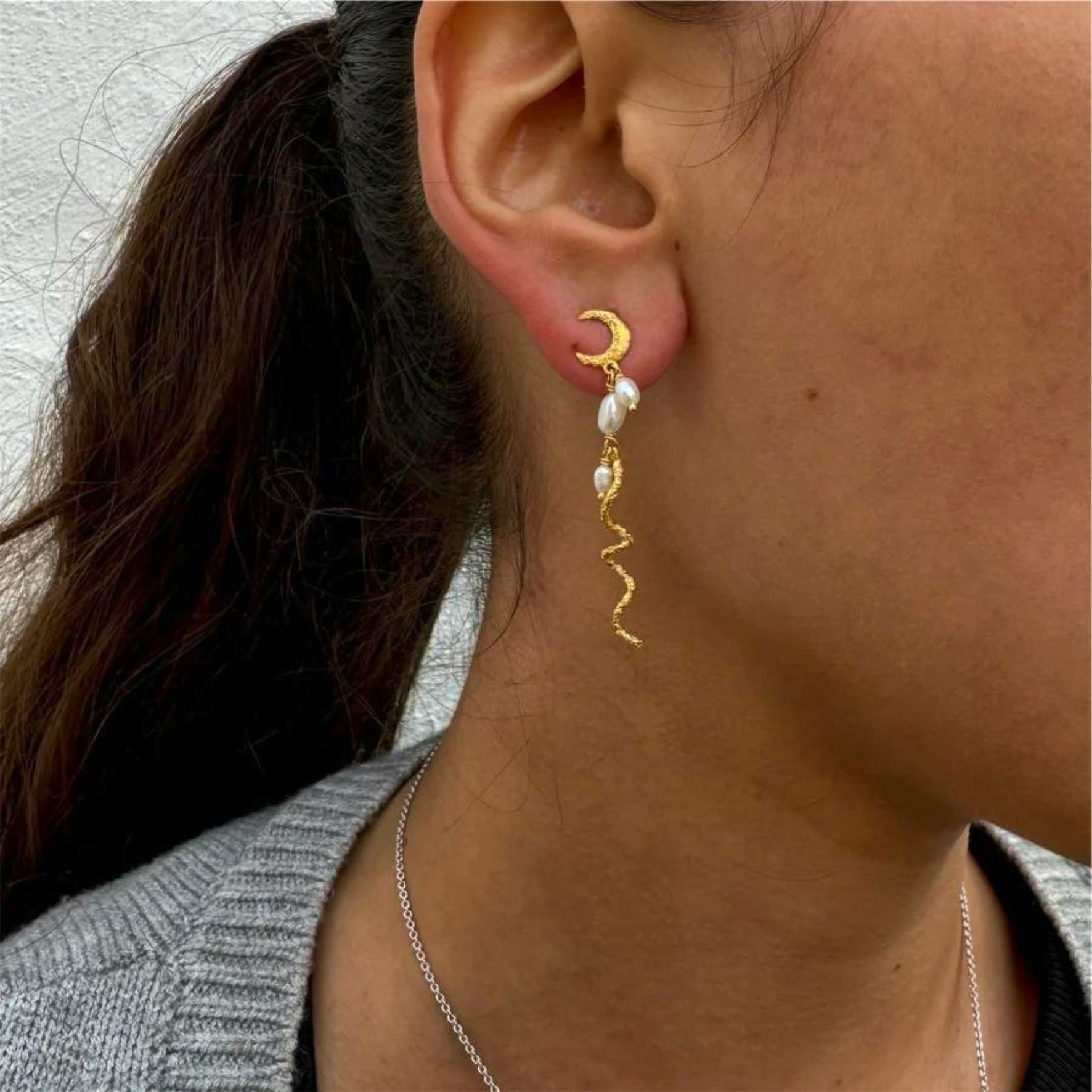 Rosa Pearl Earrings Long fra Sistie i Forgylt-Sølv Sterling 925