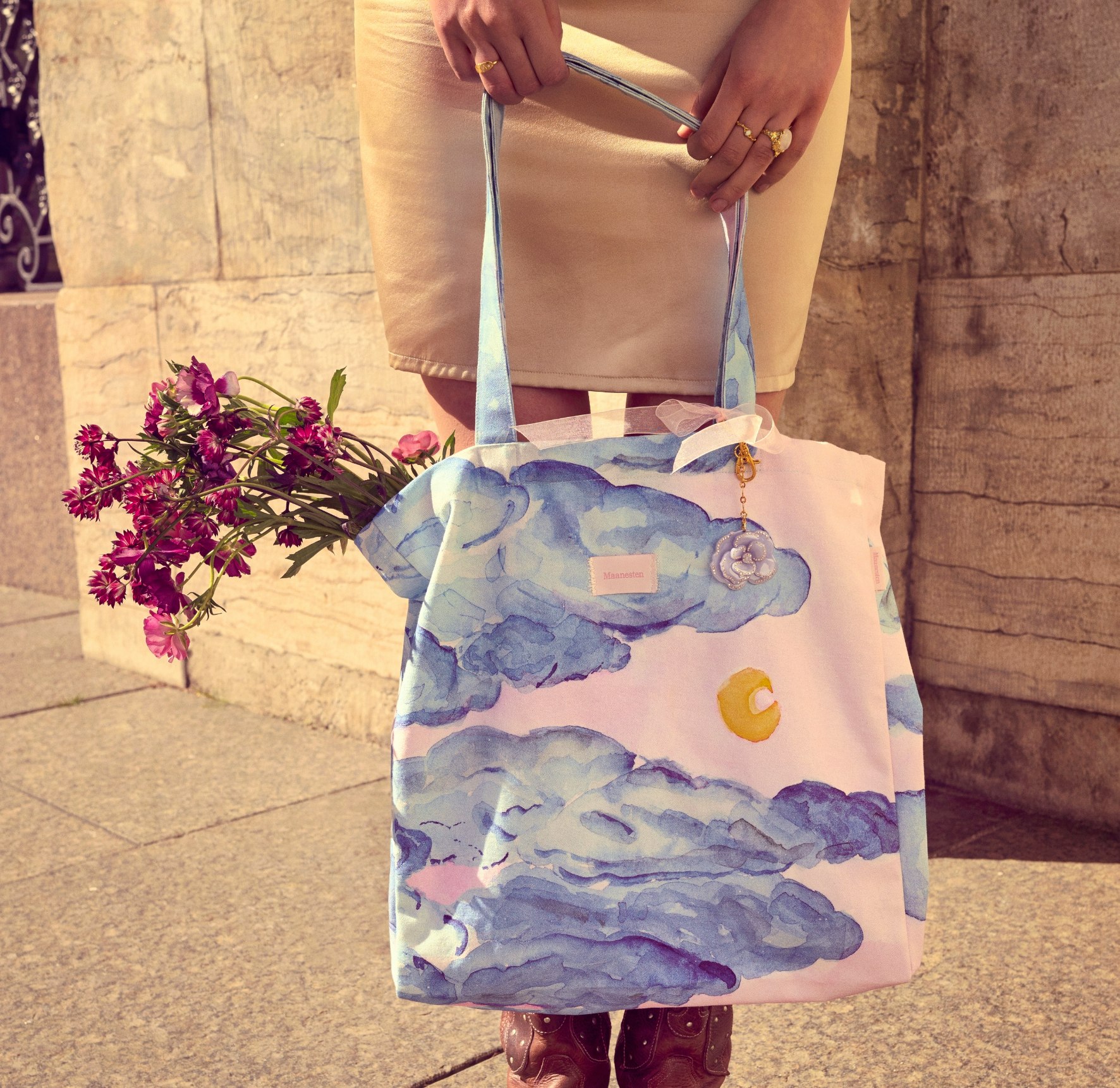 Moonshine Rose Big Canvas Totebag von Maanesten in Baumwolle