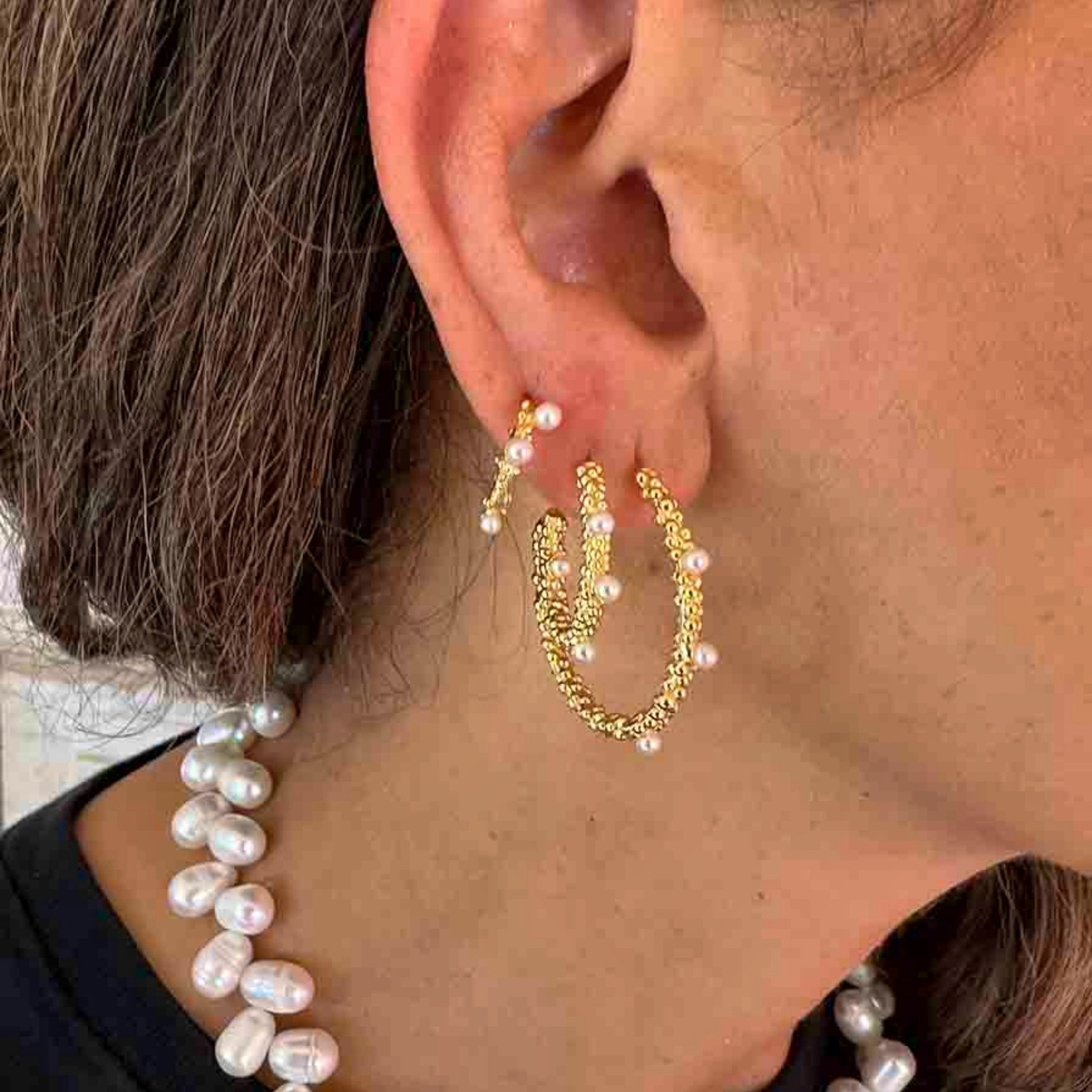 Gloria Small Pearl Earrings fra Nuni Copenhagen i Forgylt-Sølv Sterling 925