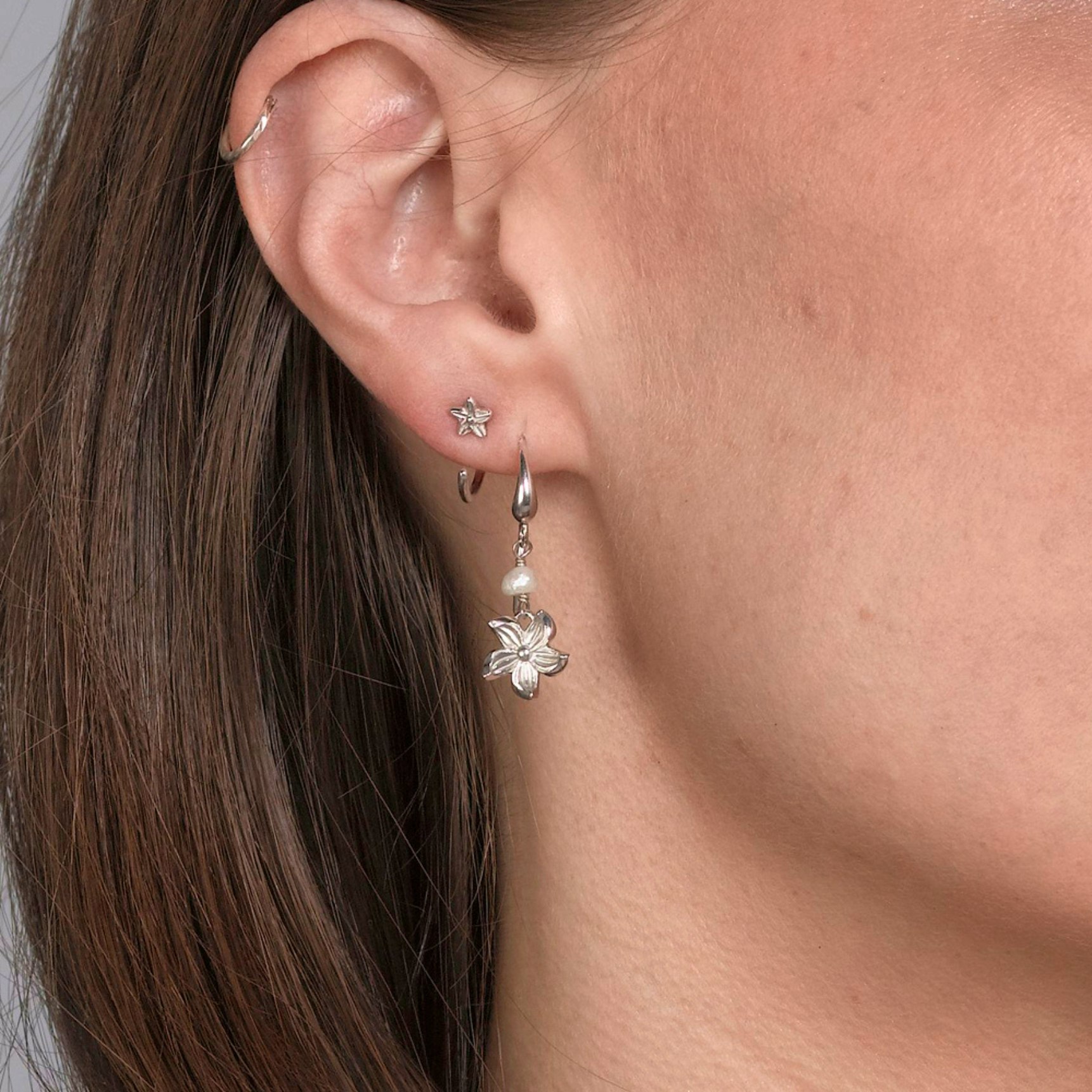 Rosalina Flower Hoops fra Izabel Camille i Sølv Sterling 925