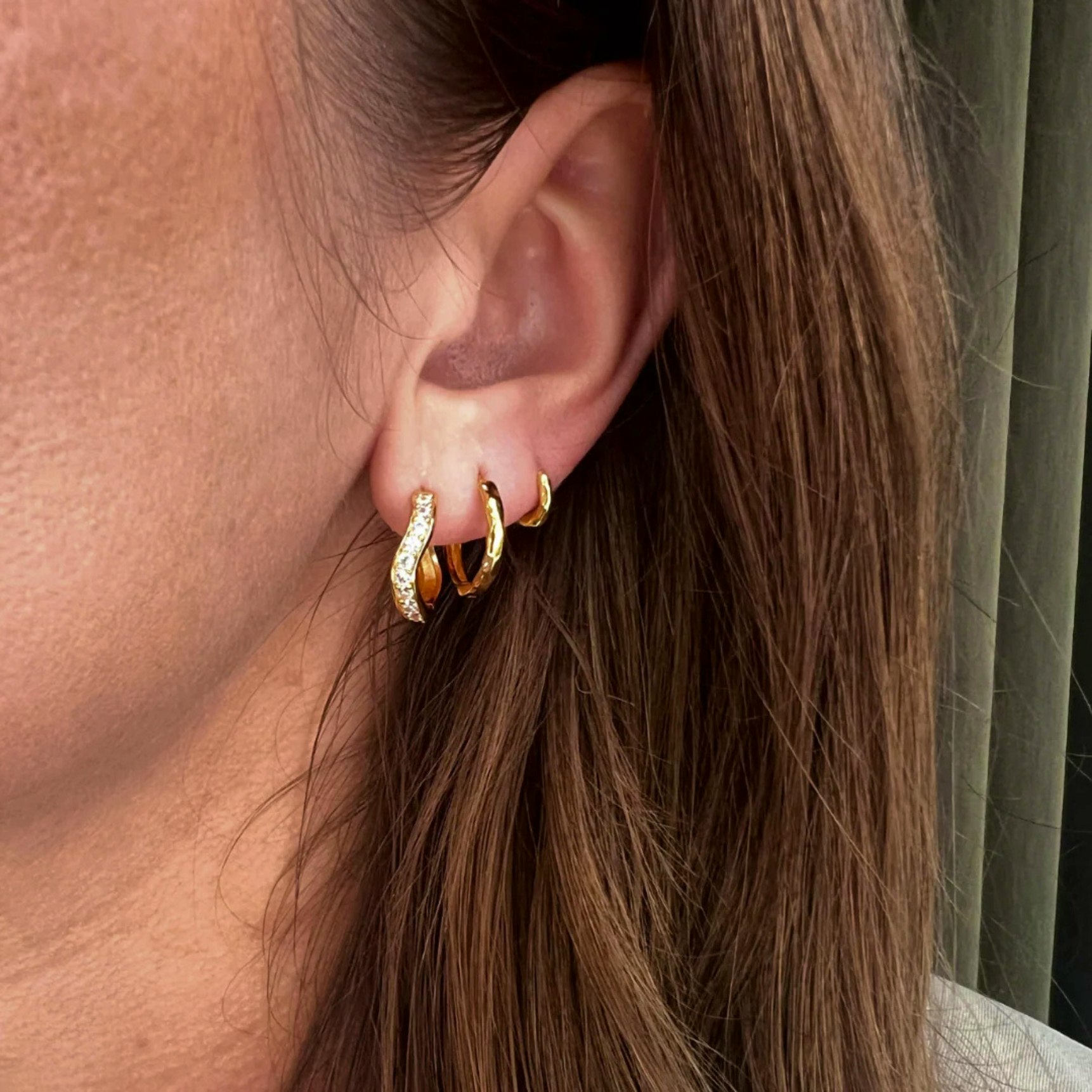 Christina Mini Hoops van Izabel Camille in Verguld-Zilver Sterling 925