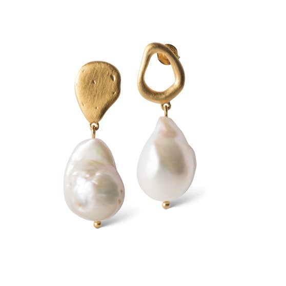 Baroque Pearl earrings von Enamel Copenhagen in Vergoldet-Silber Sterling 925