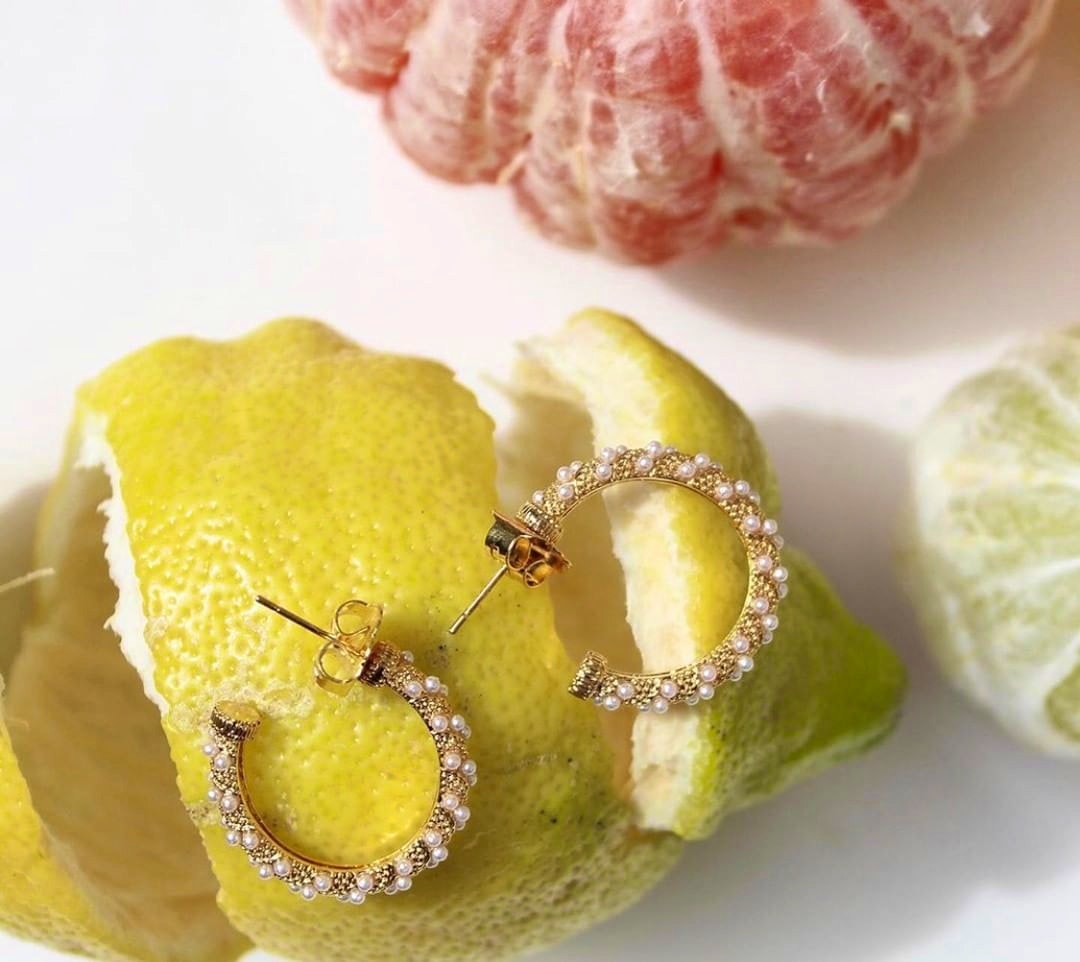Akoya earrings fra Pico i Forgylt Messing